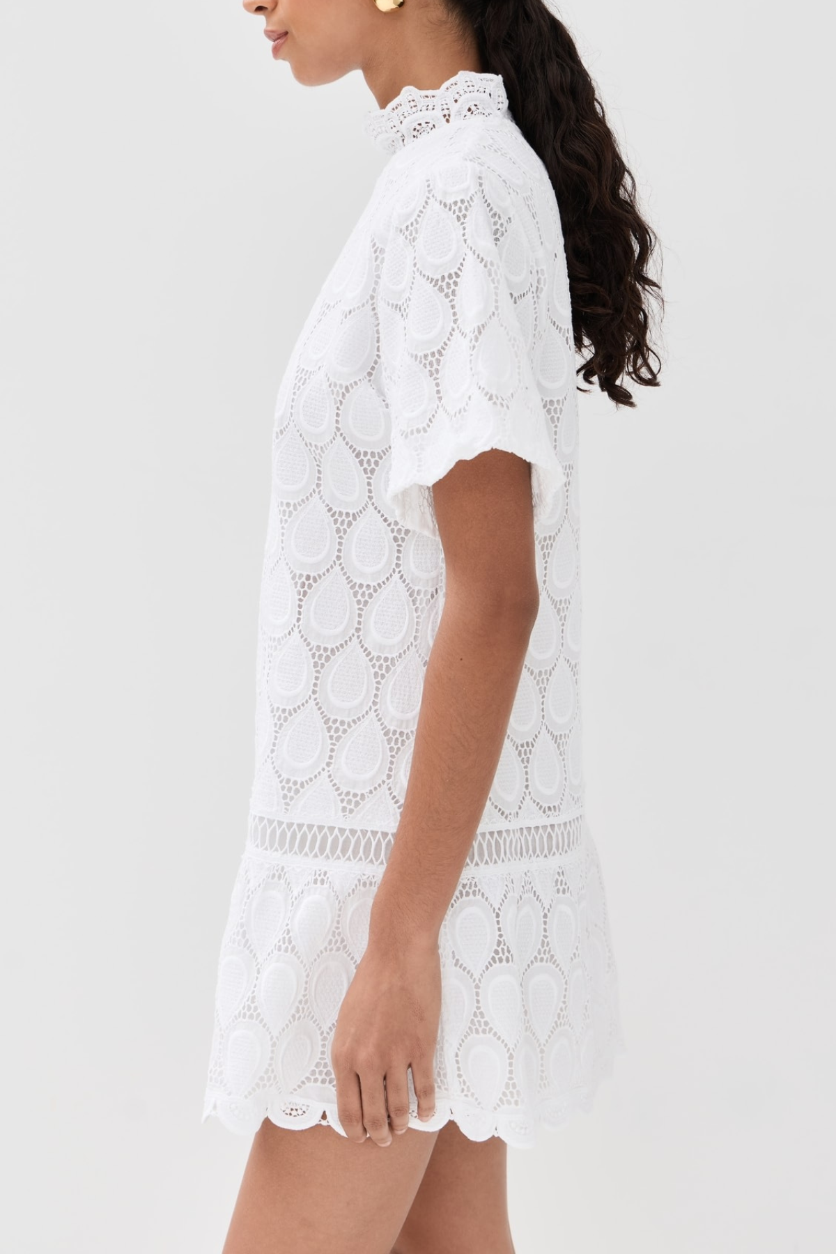 Detalle vestido mini blanco con tejido fluido y acabado premium ideal para outfits summer chic y estilo minimal elegante