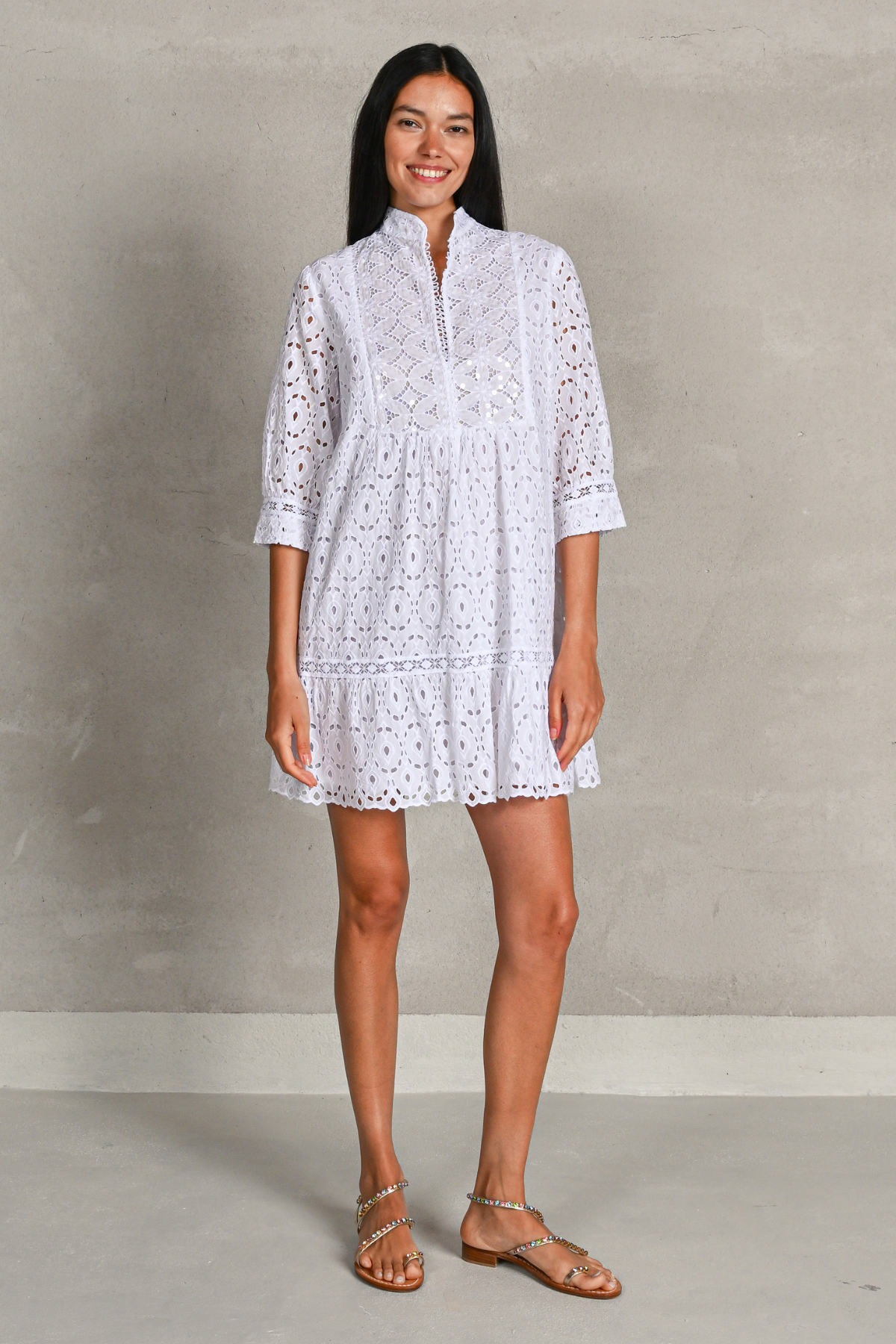 Vestido corto Trigonella blanco de algodón con diseño fluido elegante para verano y playa