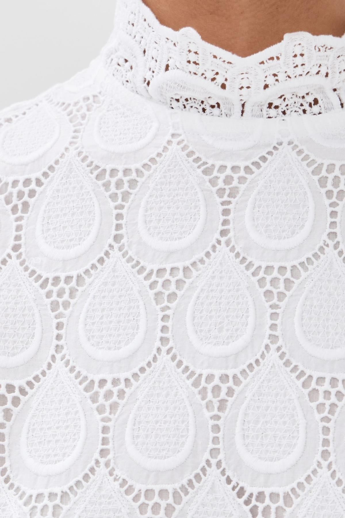 Vista lateral vestido mini blanco con silueta favorecedora y estilo sofisticado perfecto para looks de verano elegantes