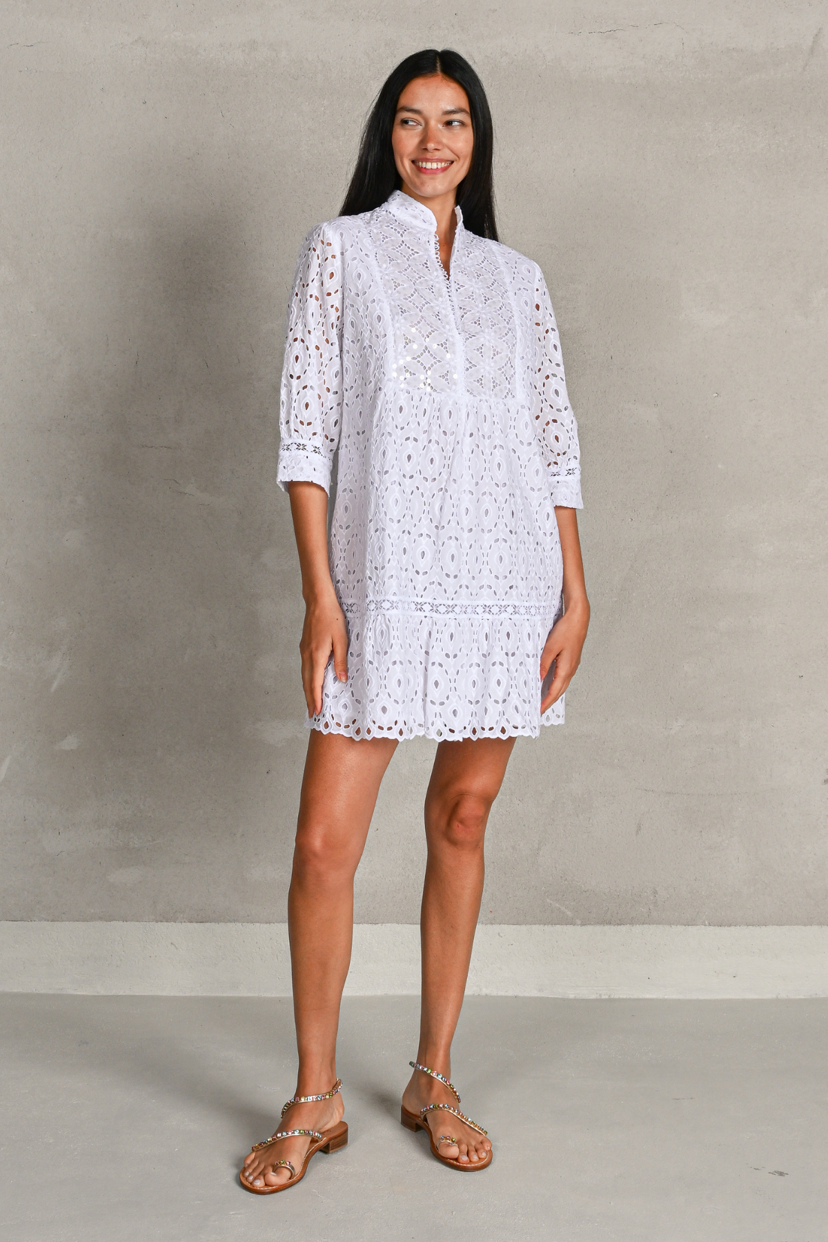 Modelo con vestido mini blanco ligero ideal para looks casual chic y vacaciones de verano