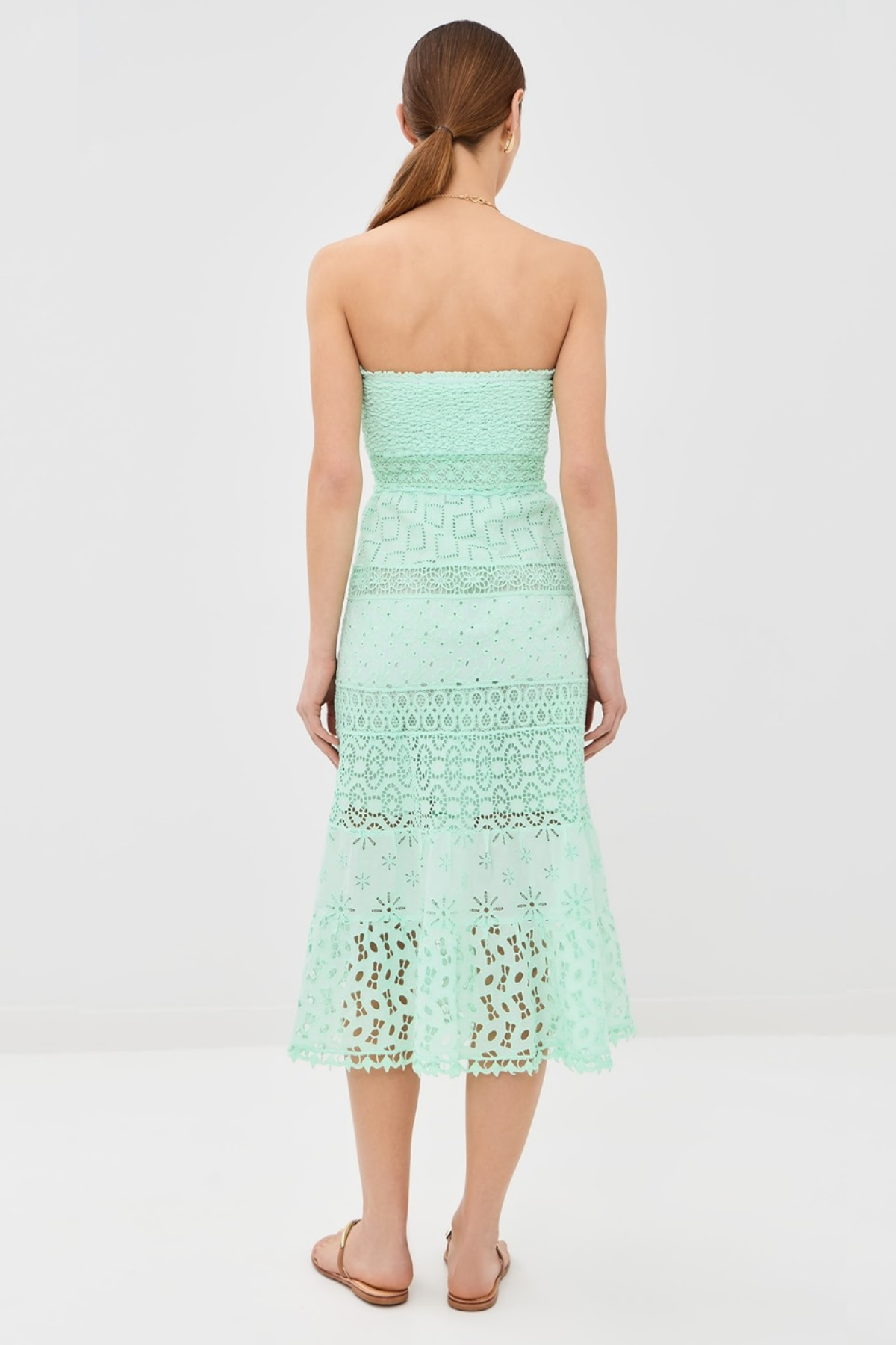 Vista trasera vestido midi aqua con diseño strapless y caída favorecedora ideal para looks elegantes y femeninos