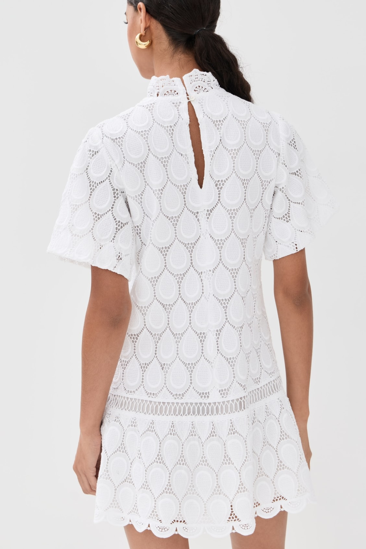 Vestido corto blanco con movimiento ligero y diseño femenino ideal para vacaciones, viajes y resort wear mujer