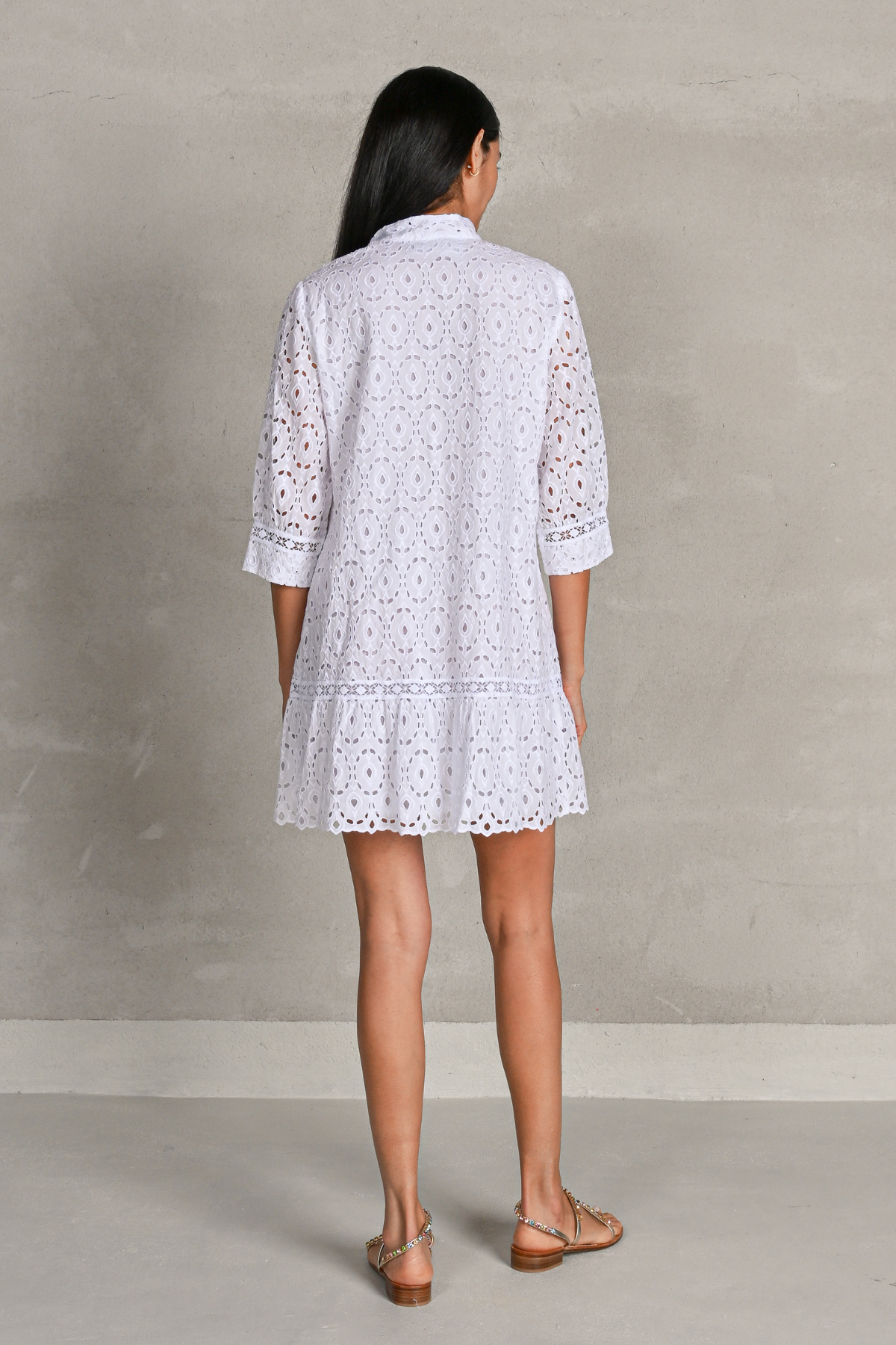 Detalle vestido blanco algodón Trigonella con acabado suave y estilo sofisticado natural