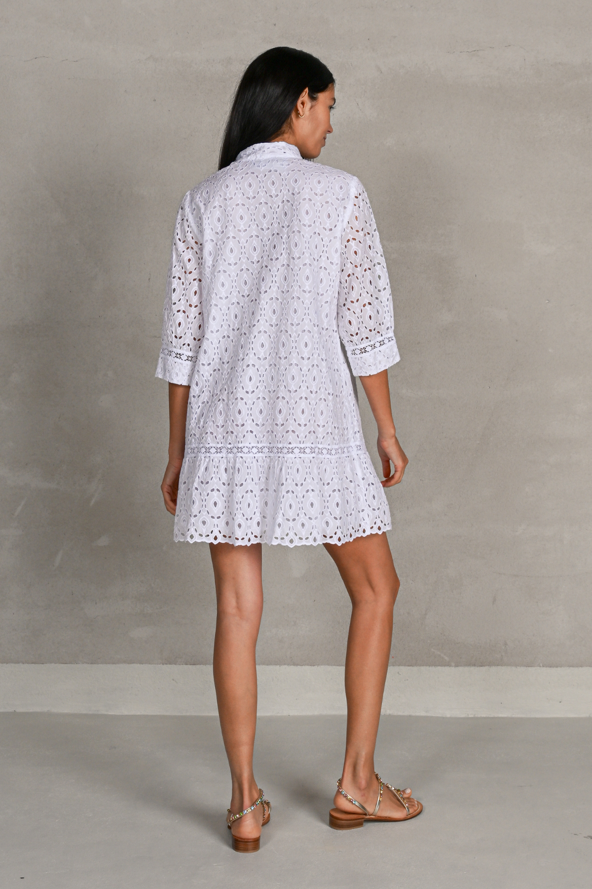 Vista trasera vestido mini blanco con diseño elegante y caída fluida para verano