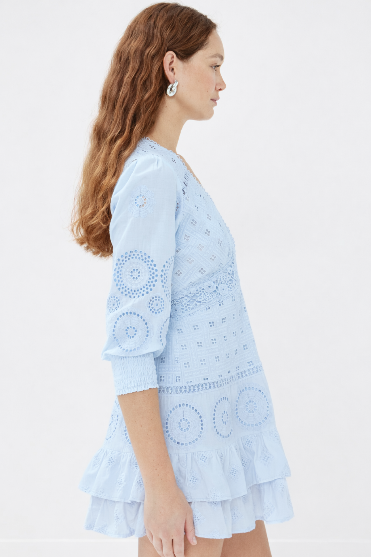 Vista lateral vestido corto cloud con movimiento fluido ideal para vacaciones y looks relajados con estilo effortless luxury