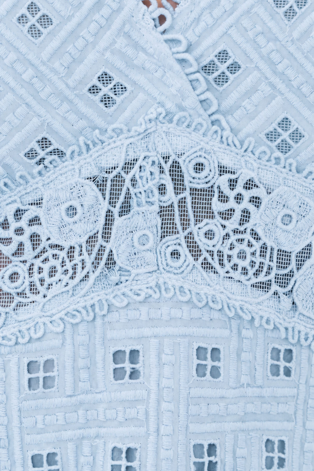 Detalle vestido Mala con tejido de algodón transpirable y diseño minimalista ideal para looks cómodos y elegantes de día