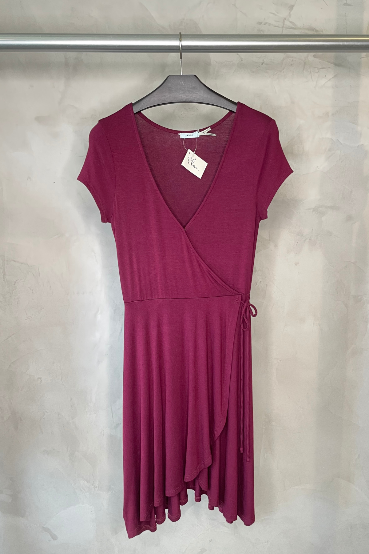 Vestido mini Vila en vino tinto con lazo lateral, manga corta y falda fluida de corte A-line - escote en V pronunciado y tejido satinado