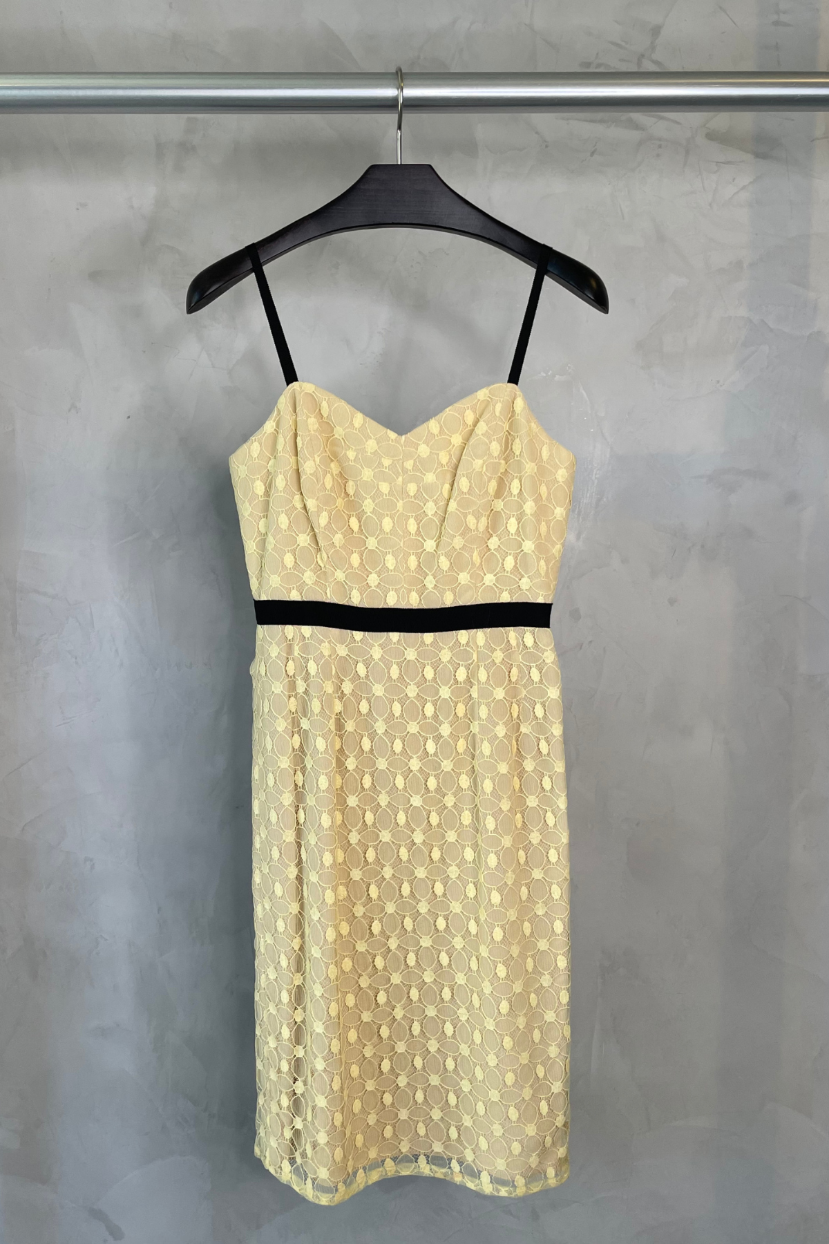 Vestido Midi Mili de Vila, color amarillo detakles en negro, tela encaje y de tirantes finos