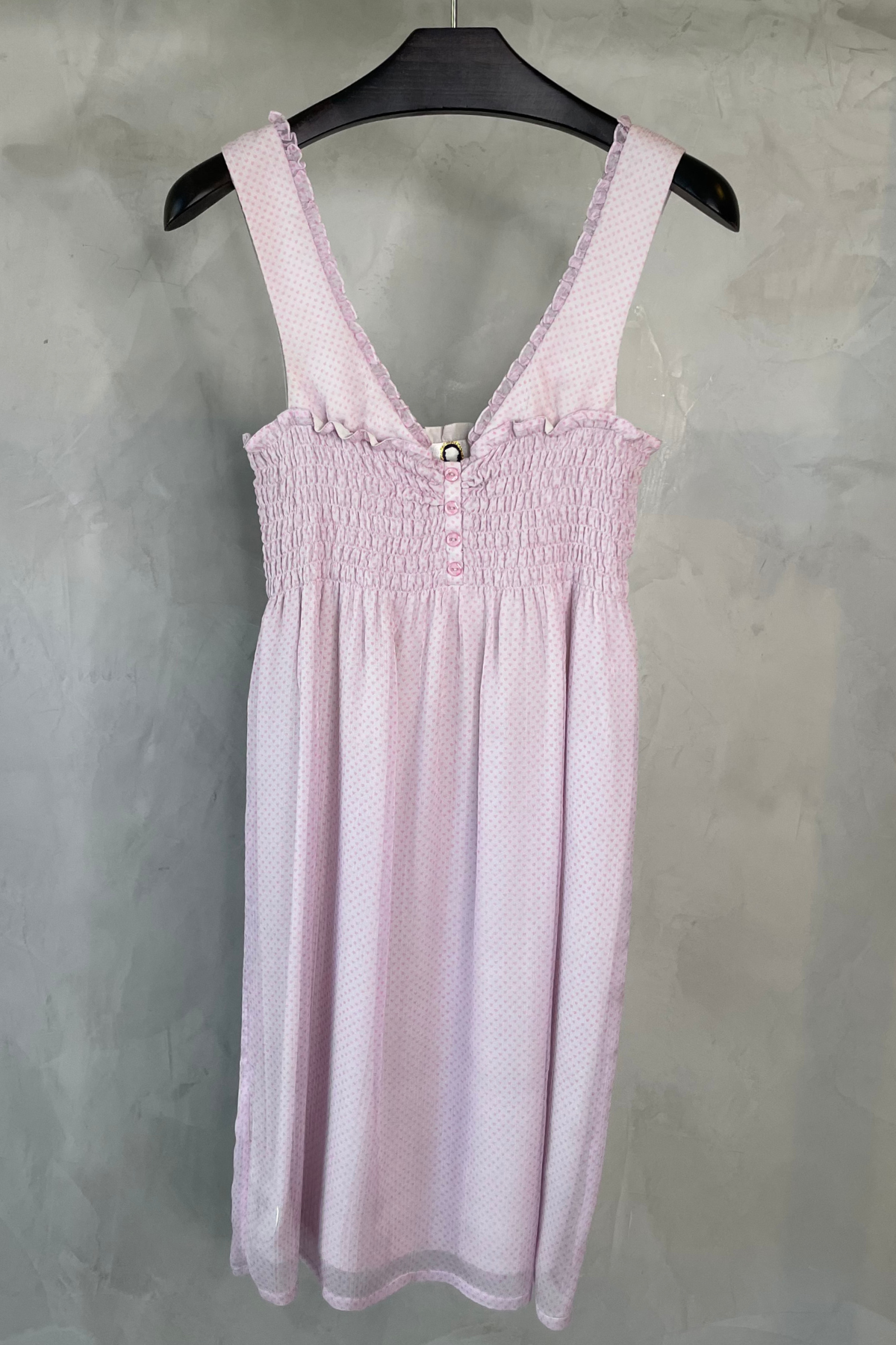 Vestido corto Vila en lavanda con botones dorados en el frontal, escote en V pronunciado y manga corta para looks primaverales frescos