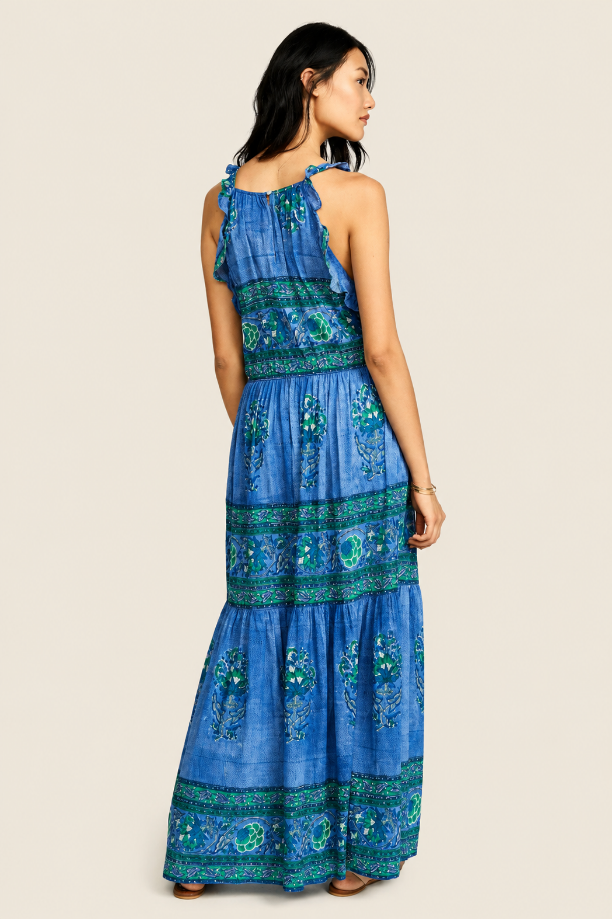 Vista trasera de vestido largo Bell en maniquí con volante en sisa y caída fluida de tejido voile estampado