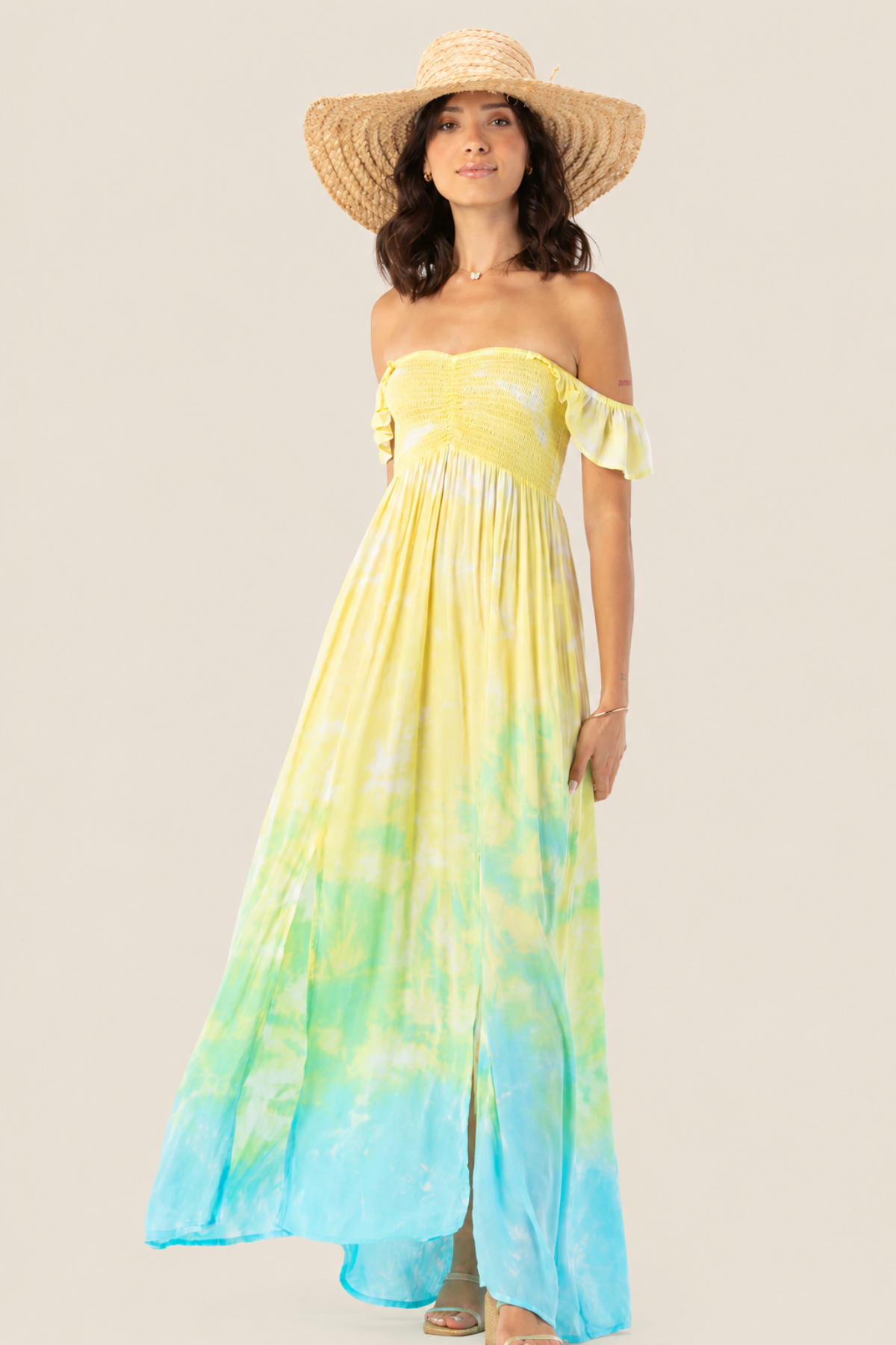 Modelo con vestido maxi Tiare Hawaii Hollie en degradado amarillo y verde, diseño fluido y estilo veraniego