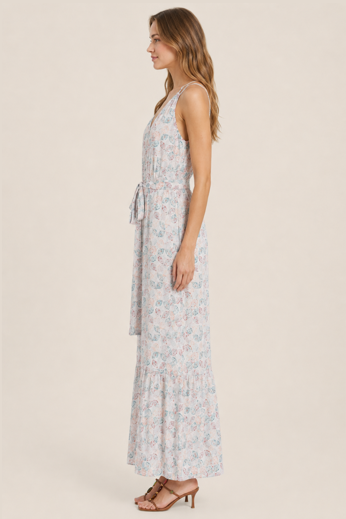 Vista lateral de vestido largo Gisella con tirantes dobles cruzados, caída fluida y bolsillos en costura para look funcional