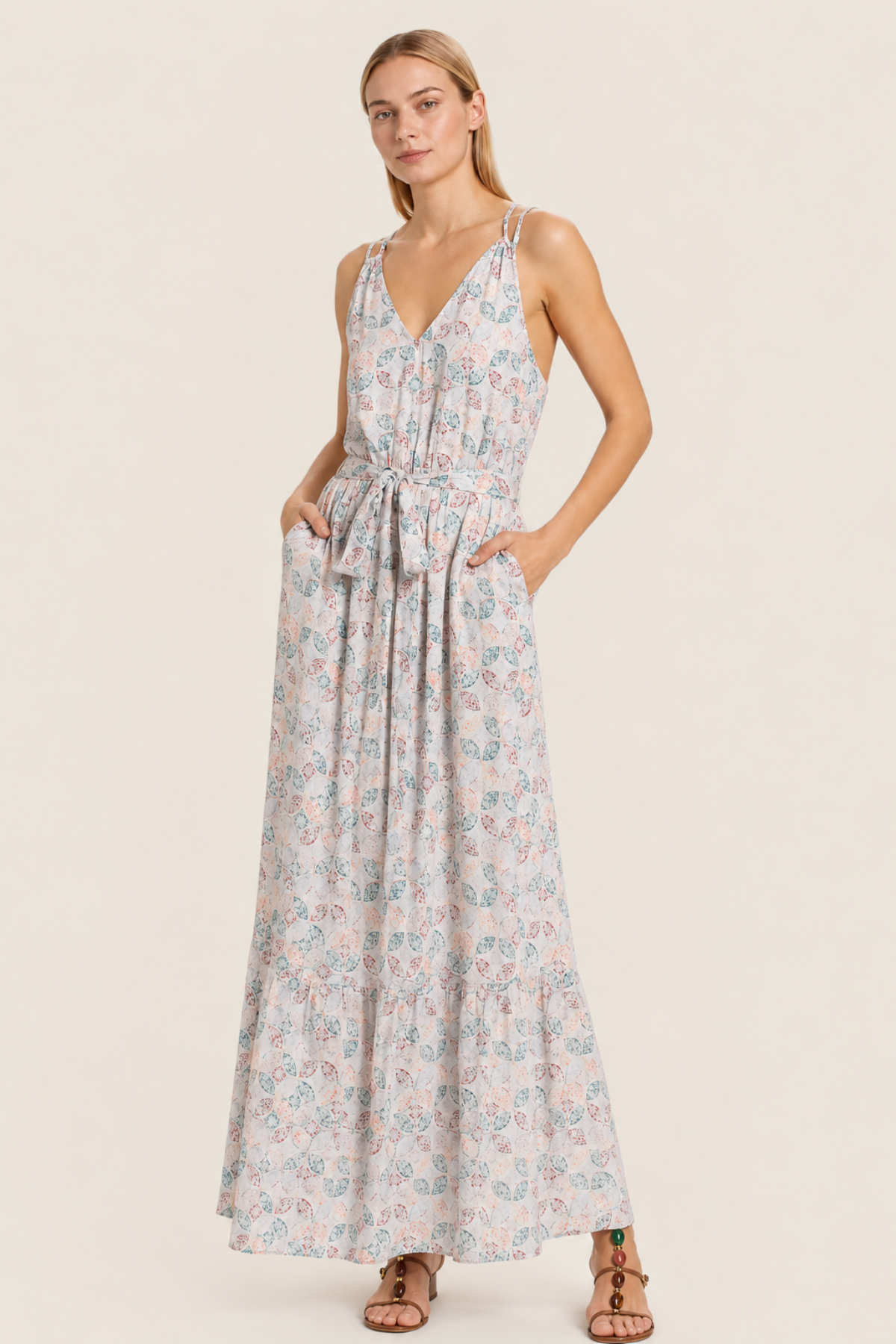 Modelo frontal con maxi vestido Gisella Persimon Tile de Splendid, cuello pico y cinturón autoadherente para figura definida