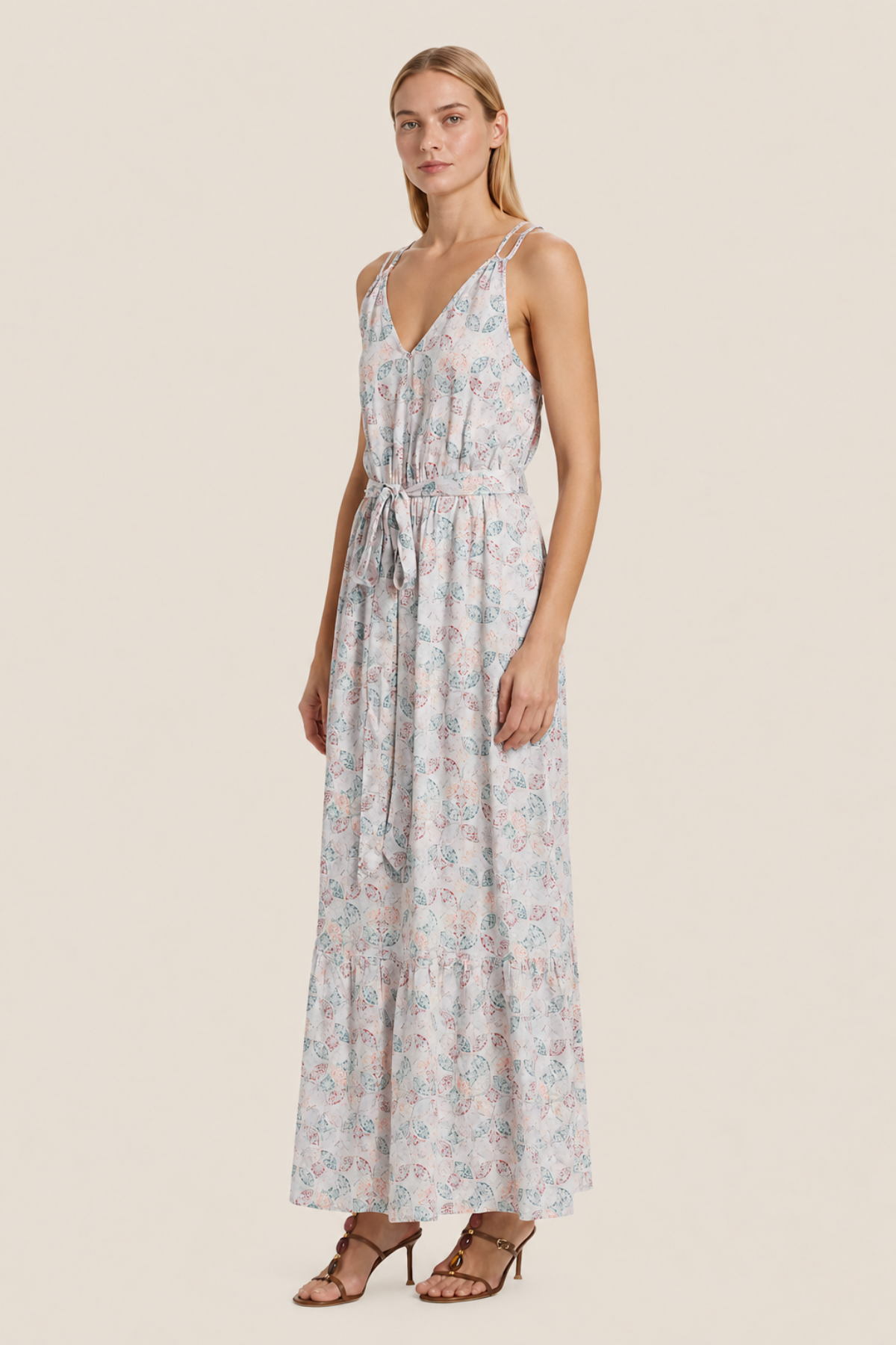 Vista lateral de vestido largo Gisella con tirantes dobles cruzados, caída fluida y bolsillos en costura para look funcional