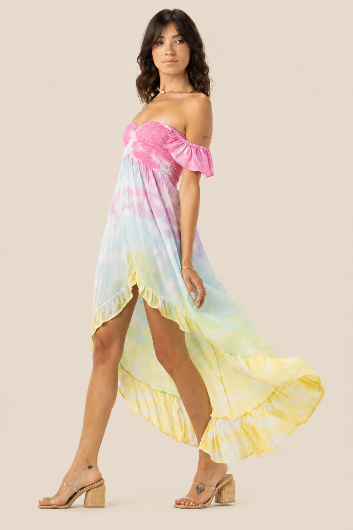 Vista lateral del vestido maxi Tiare Hawaii Brooklyn en colores rosa, aqua y amarillo con diseño cómodo y fresco para el verano