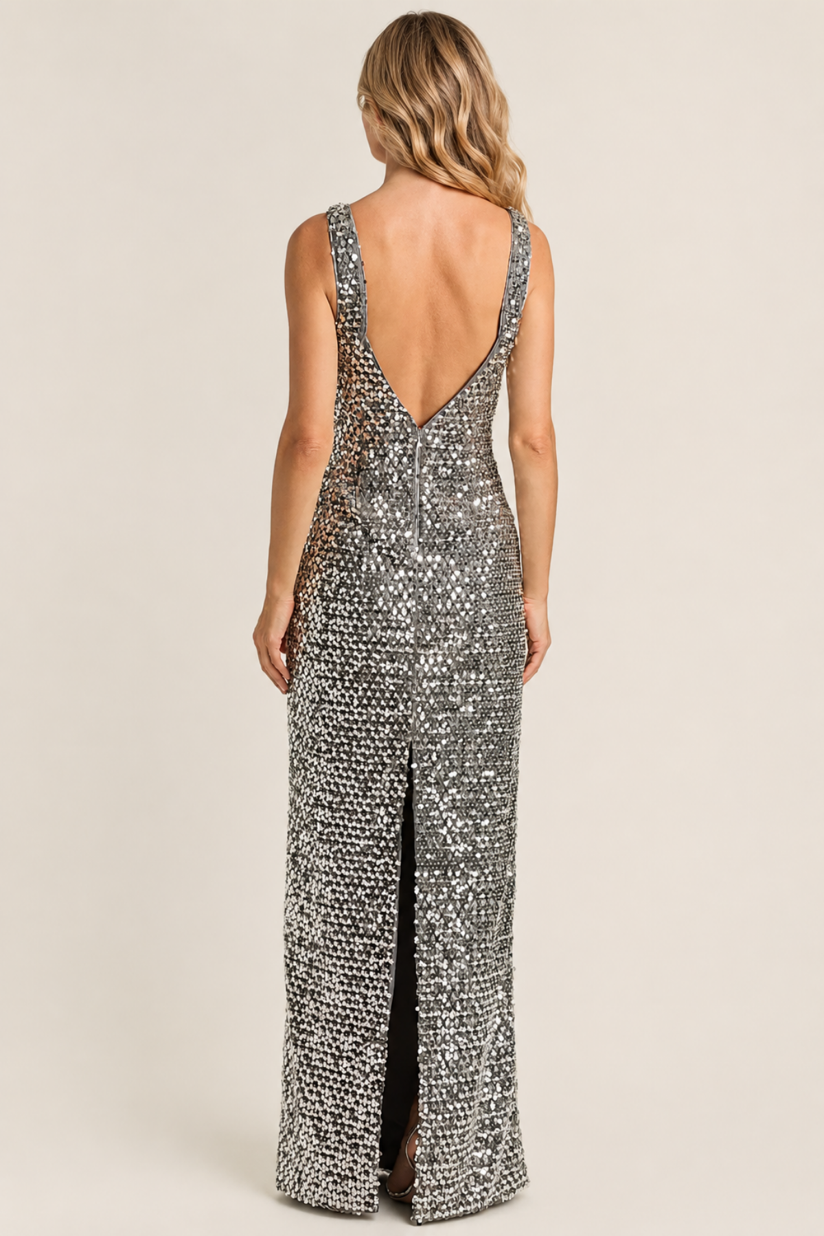 Vista trasera vestido Ellie platinum con caída elegante y silueta sofisticada ideal para eventos formales y looks de noche
