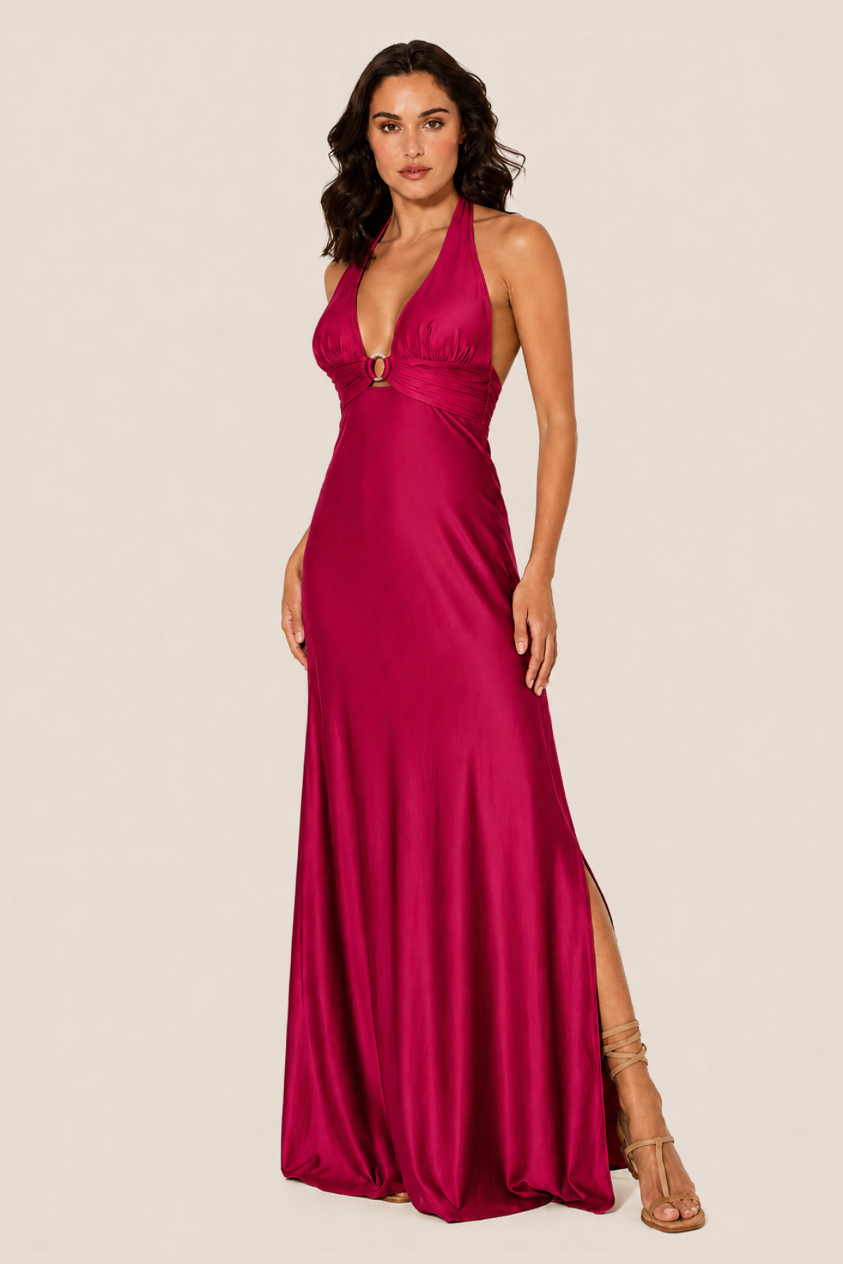 Modelo  con vestido maxi burdeos ajustado con caída fluida perfecto para galas, bodas y looks de noche luxury minimal