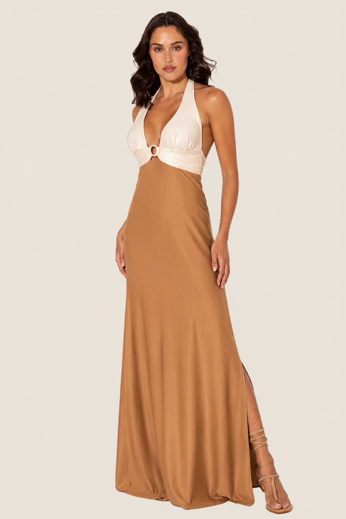 Modelo con vestido fibbia yogurt nut, elegante diseño sofisticado para eventos, ideal para look invitada boda o evento especial