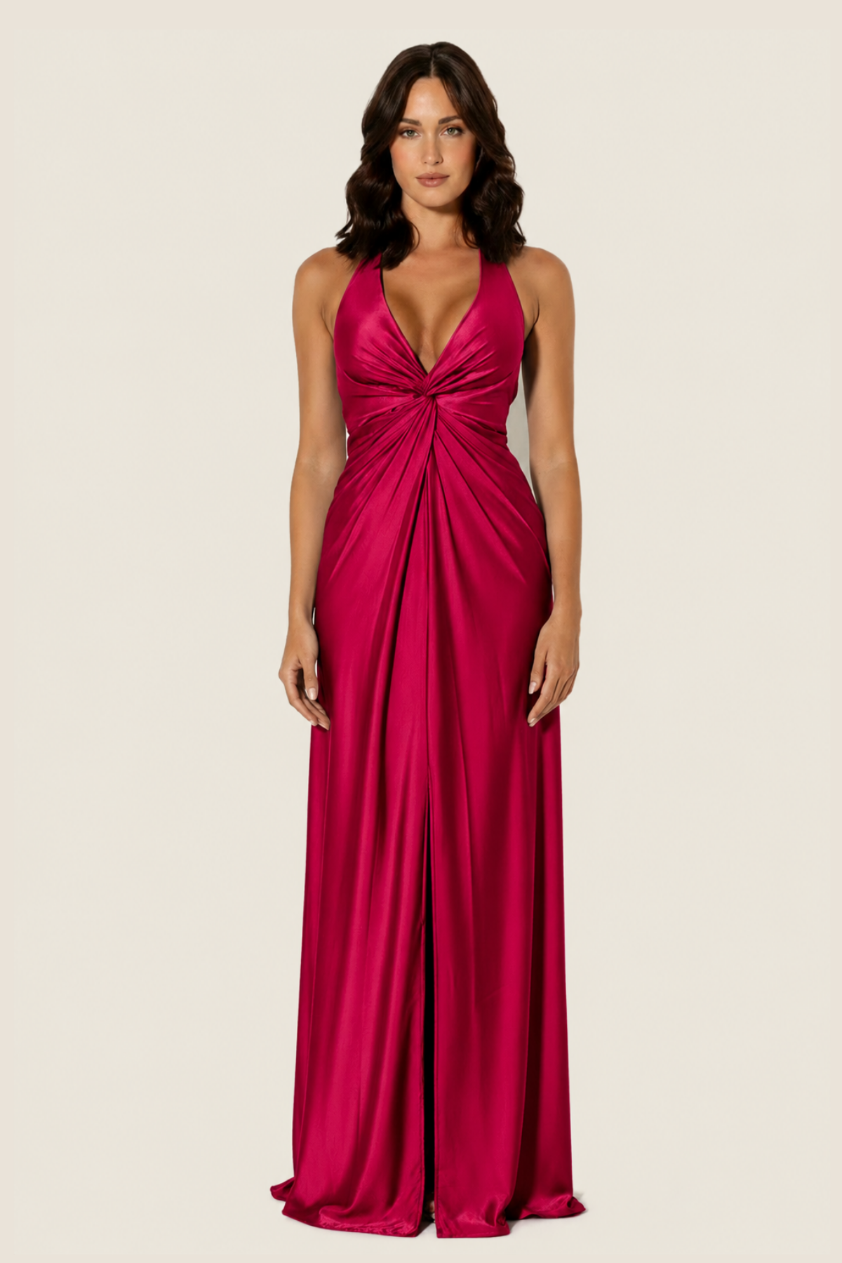Modelo con vestido cruzado elegante burgundy ideal para galas, cenas y looks sofisticados de noche