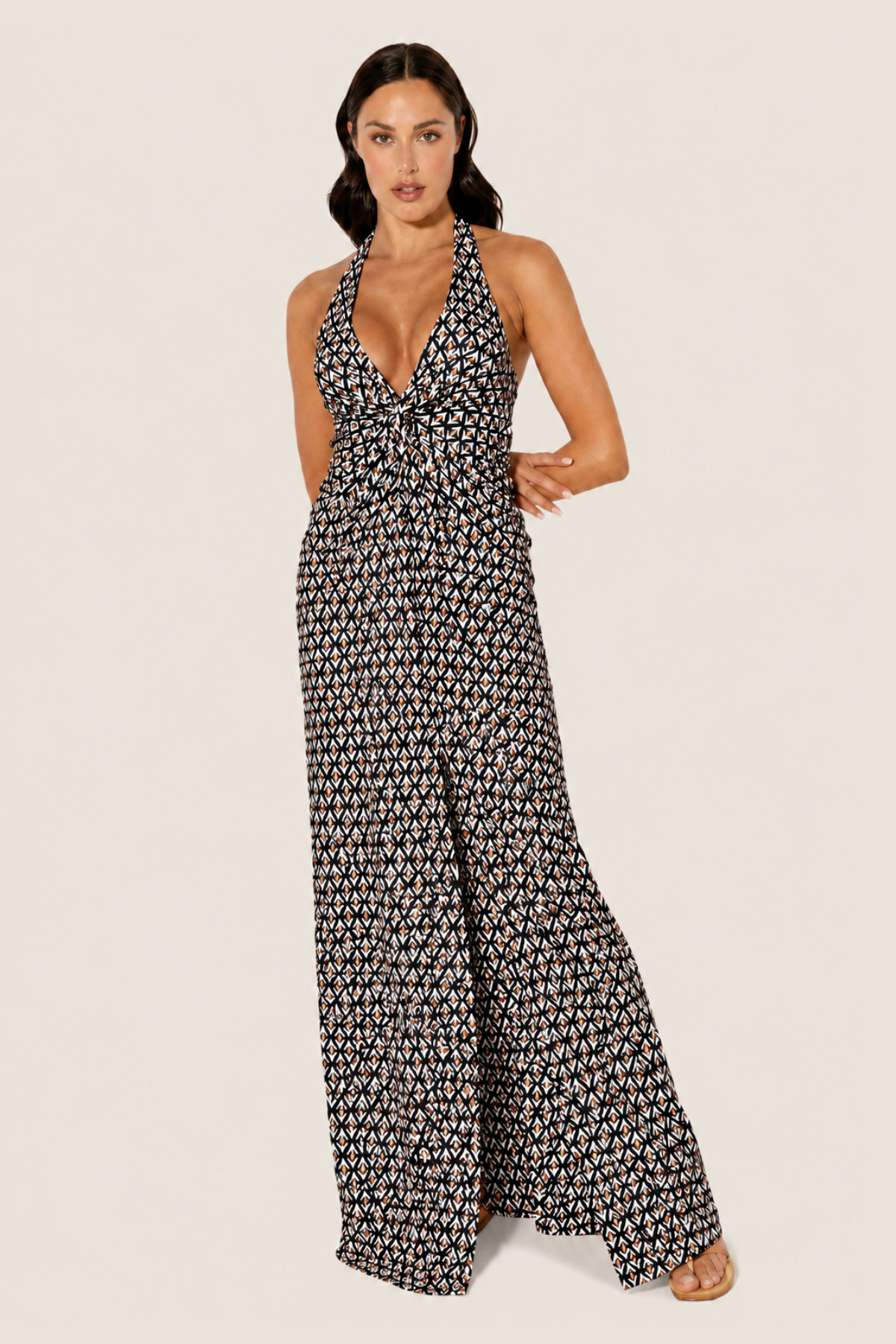 Modelo con vestido Incrocio Geo Nero con silueta fluida y estampado llamativo perfecto para verano, eventos y estilo contemporary chic
