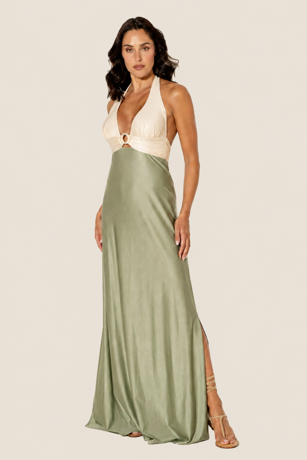 Modelo con vestido maxi avorio y salvia con caída fluida ideal para invitada de boda
