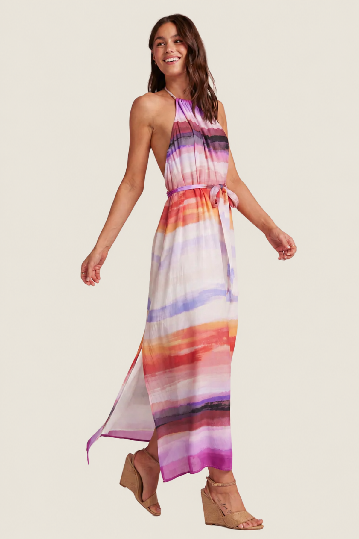 Vista lateral del vestido midi Bella Dahl con escote halter, fruncido en la cintura y abertura lateral, sobre fondo neutro