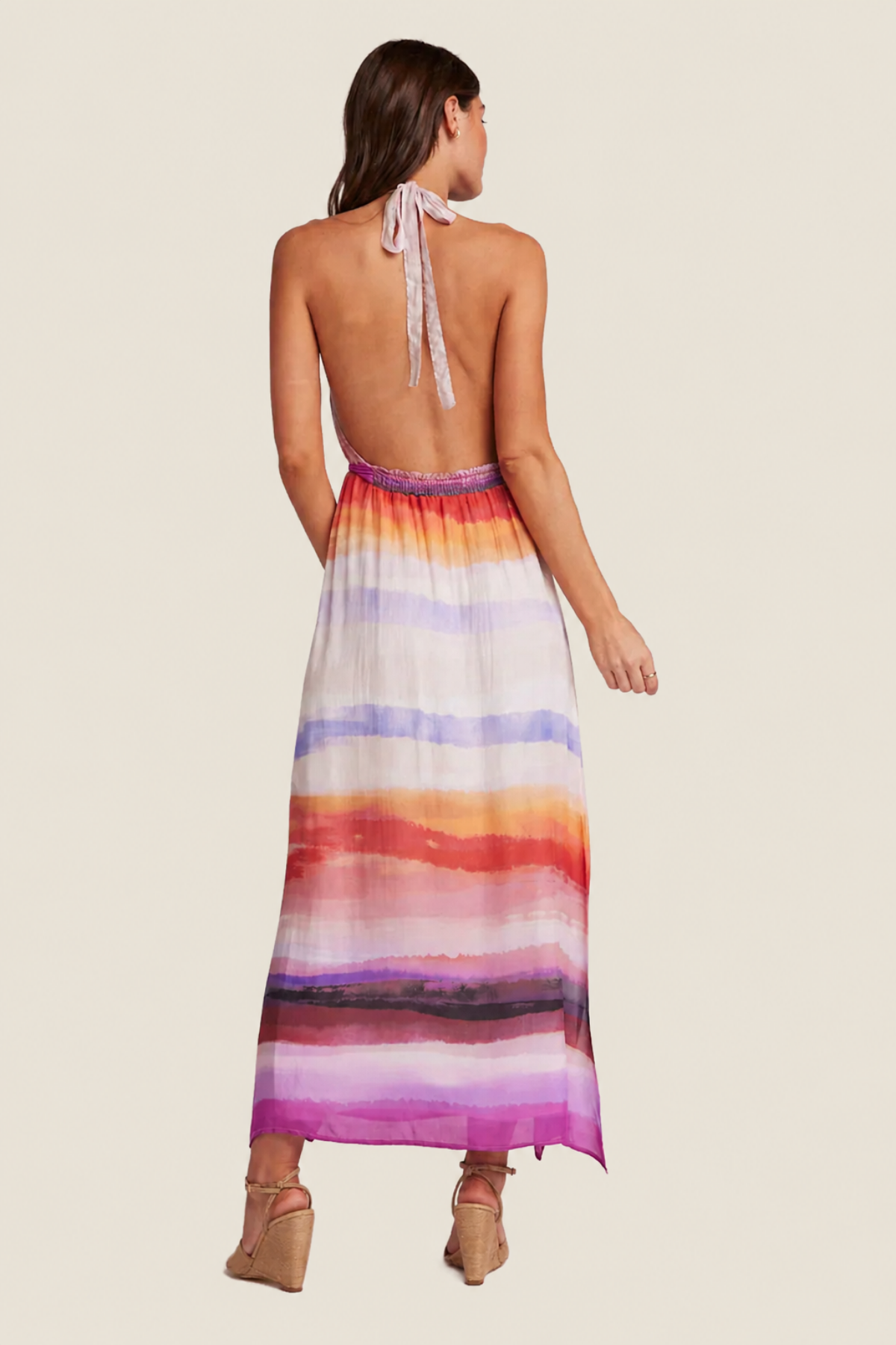 Vista trasera del vestido midi Bella Dahl con escote halter, cintura fruncida y abertura lateral, sobre fondo blanco neutro