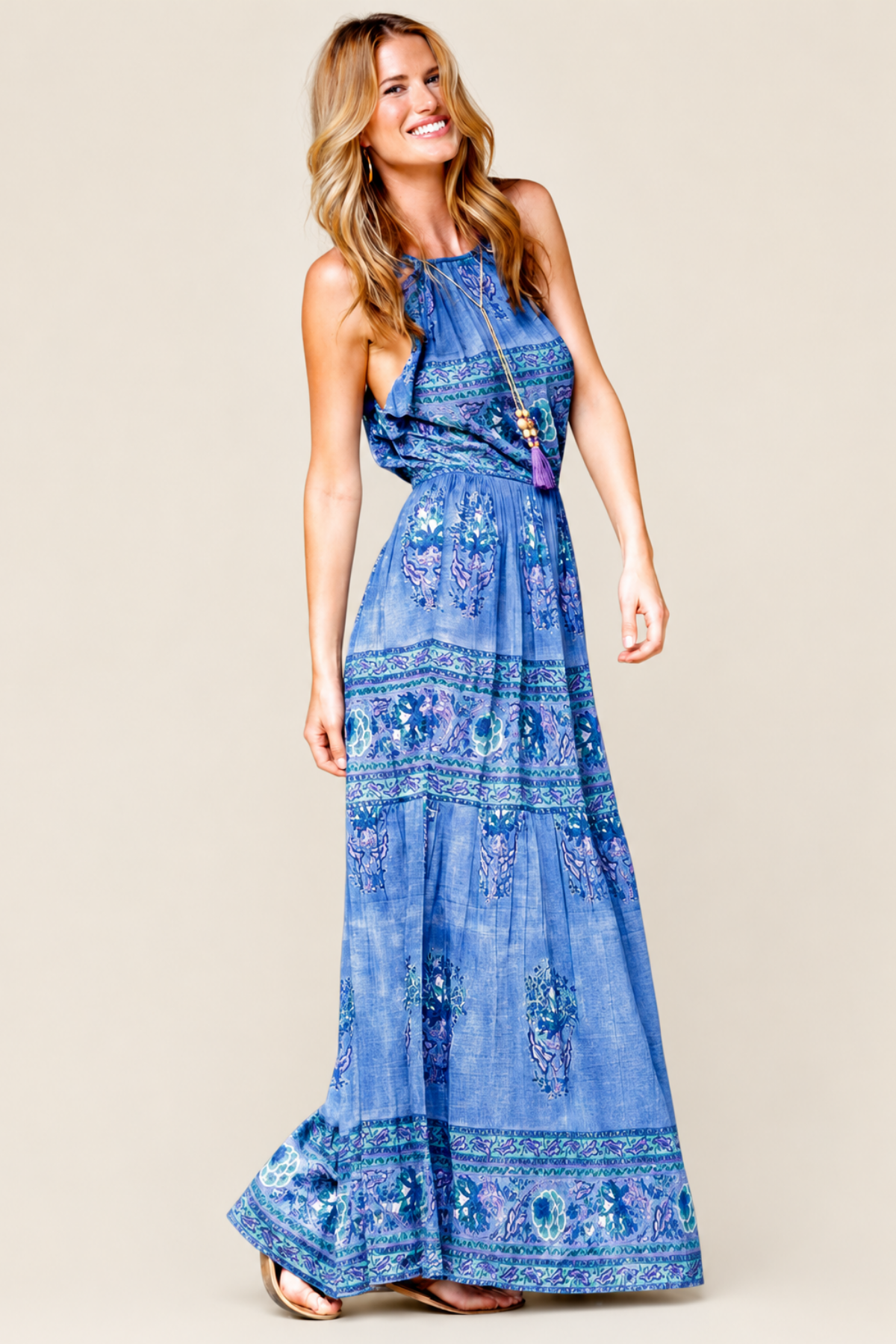 Vista frontal del vestido largo Bell con volante en sisa y estampado artesanal en voile sobre fondo neutro, cintura elástica