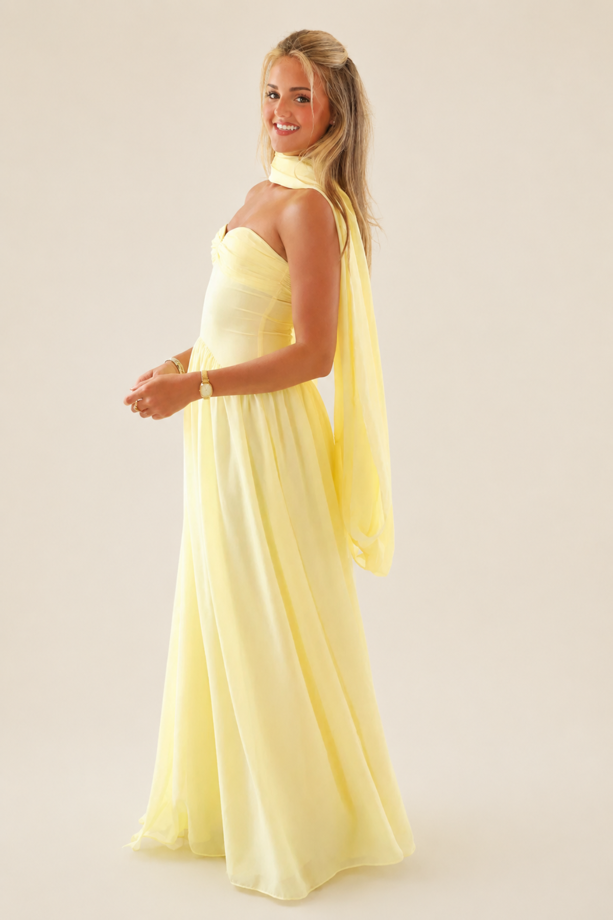 Perfil del vestido Andie mostrando su caída fluida y abertura discreta lateral, ideal para looks minimalistas con zapatos planos