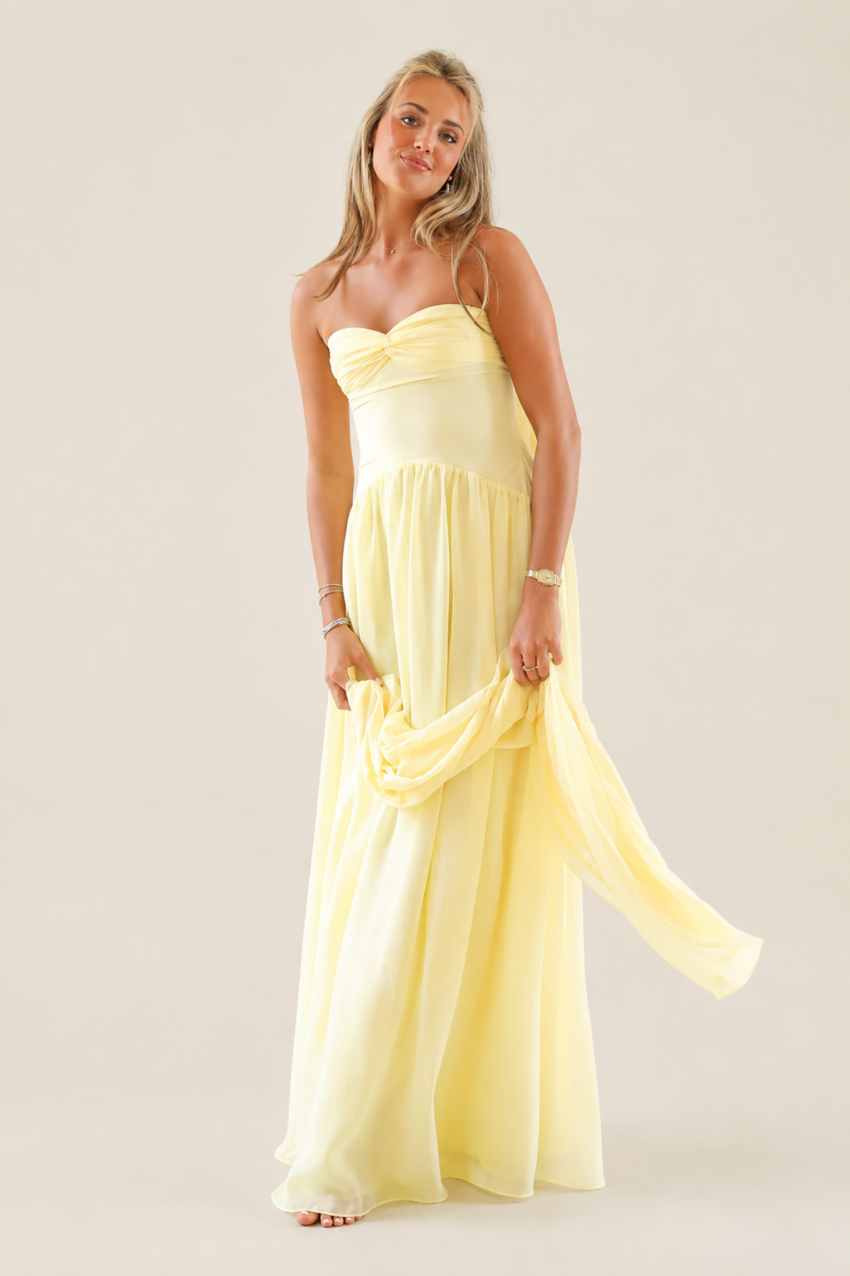 Vestido butter Andie con pañuelo de seda estampado al cuello, demostrando cómo accesorizar el look para oficina o eventos