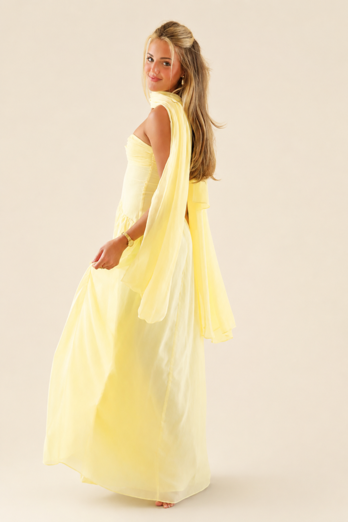 Vestido Andie en acción: tejido viscosa con ligero vuelo al caminar, perfecto para días urbanos con necesidad de comodidad elegante