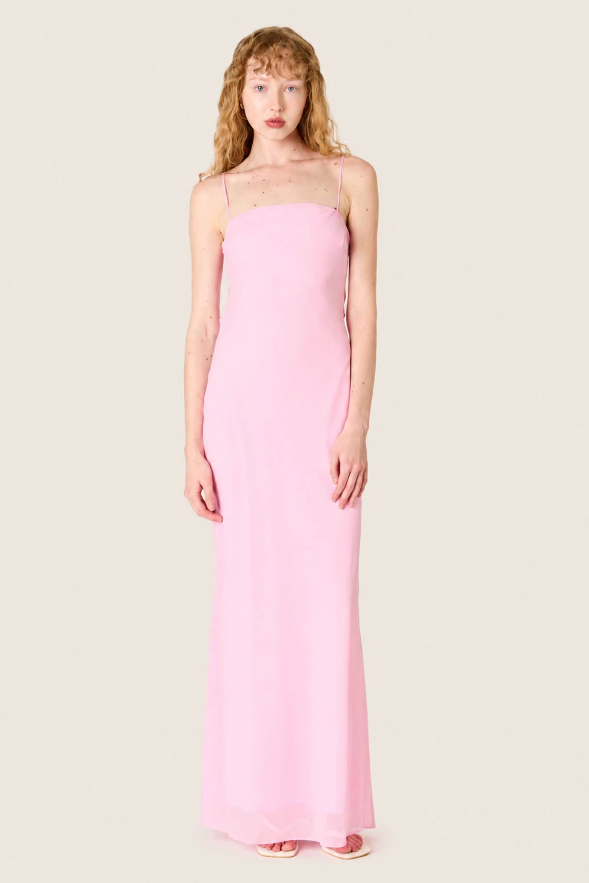 Vestido Estrella Rosa Sakura look elegante de invitada para boda o evento con estilo femenino y romántico