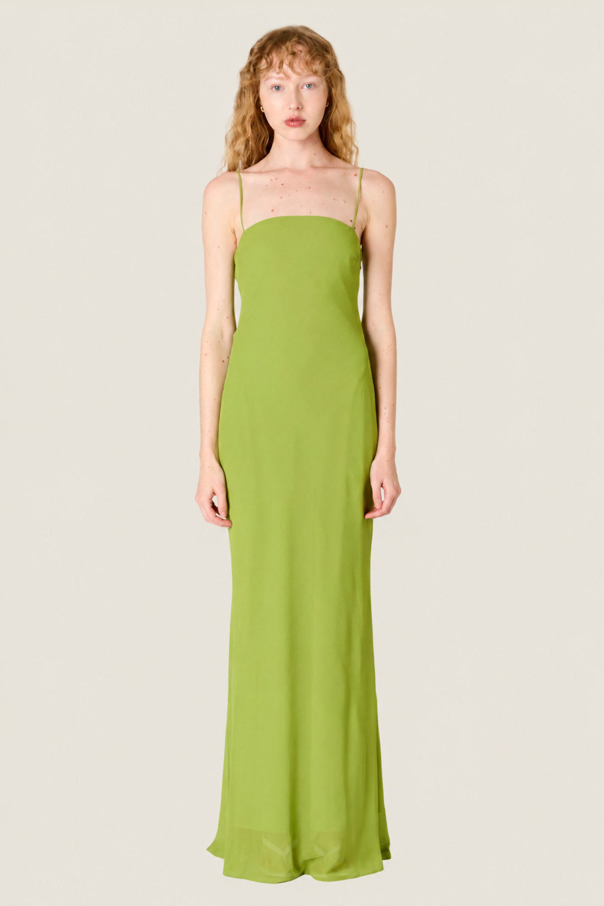Vestido largo verde matcha con diseño de tirantes spaghetti elegante y silueta estilizada