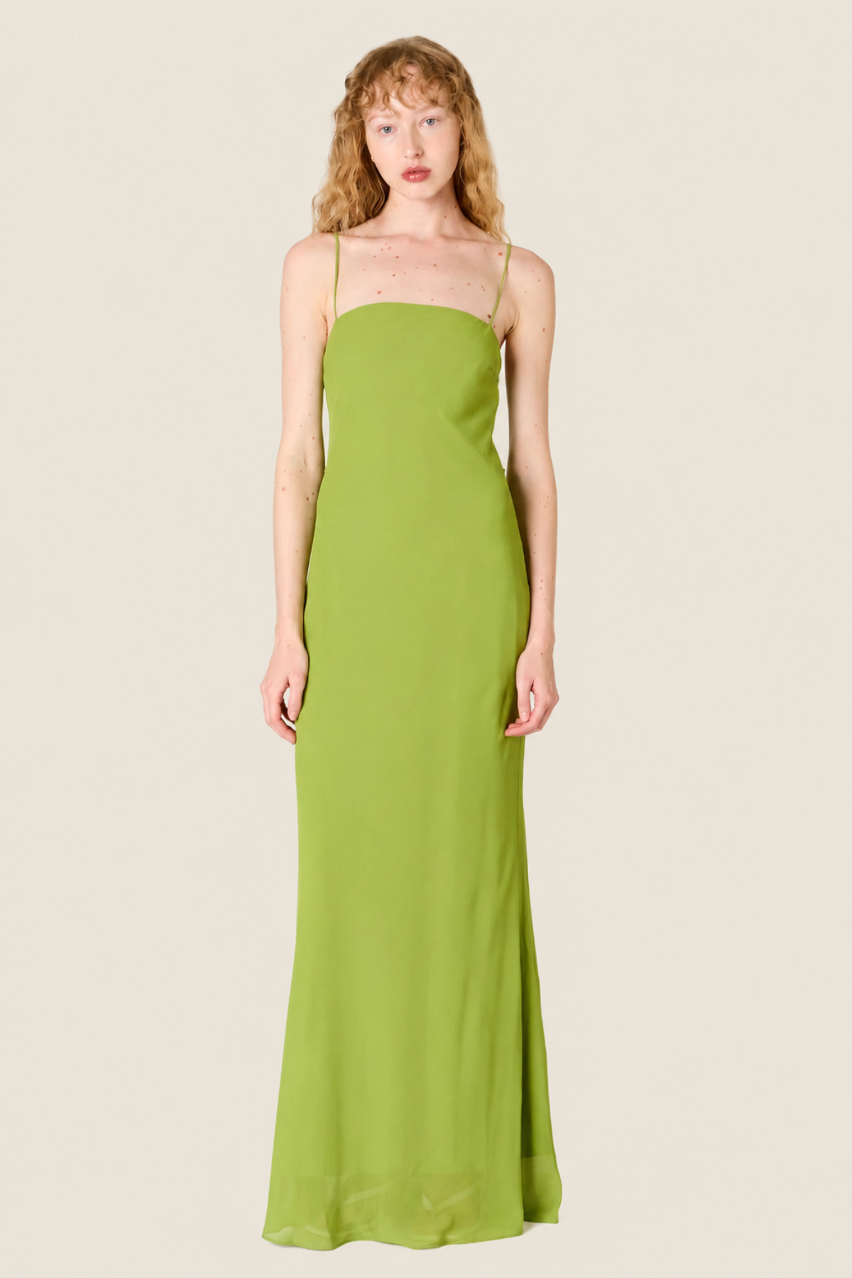 Vestido de fiesta Estrella verde Matcha detalle de tejido fluido elegante con acabado suave y sofisticado