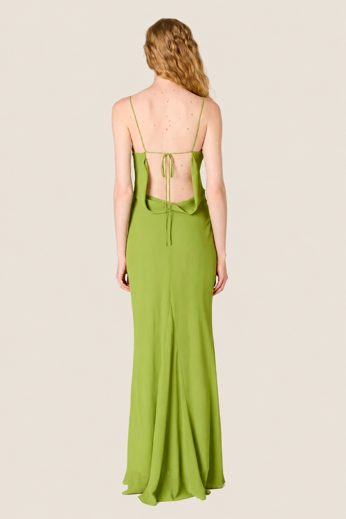 Vestido largo Estrella Verde Matcha elegante de mujer con caída fluida ideal para invitadas