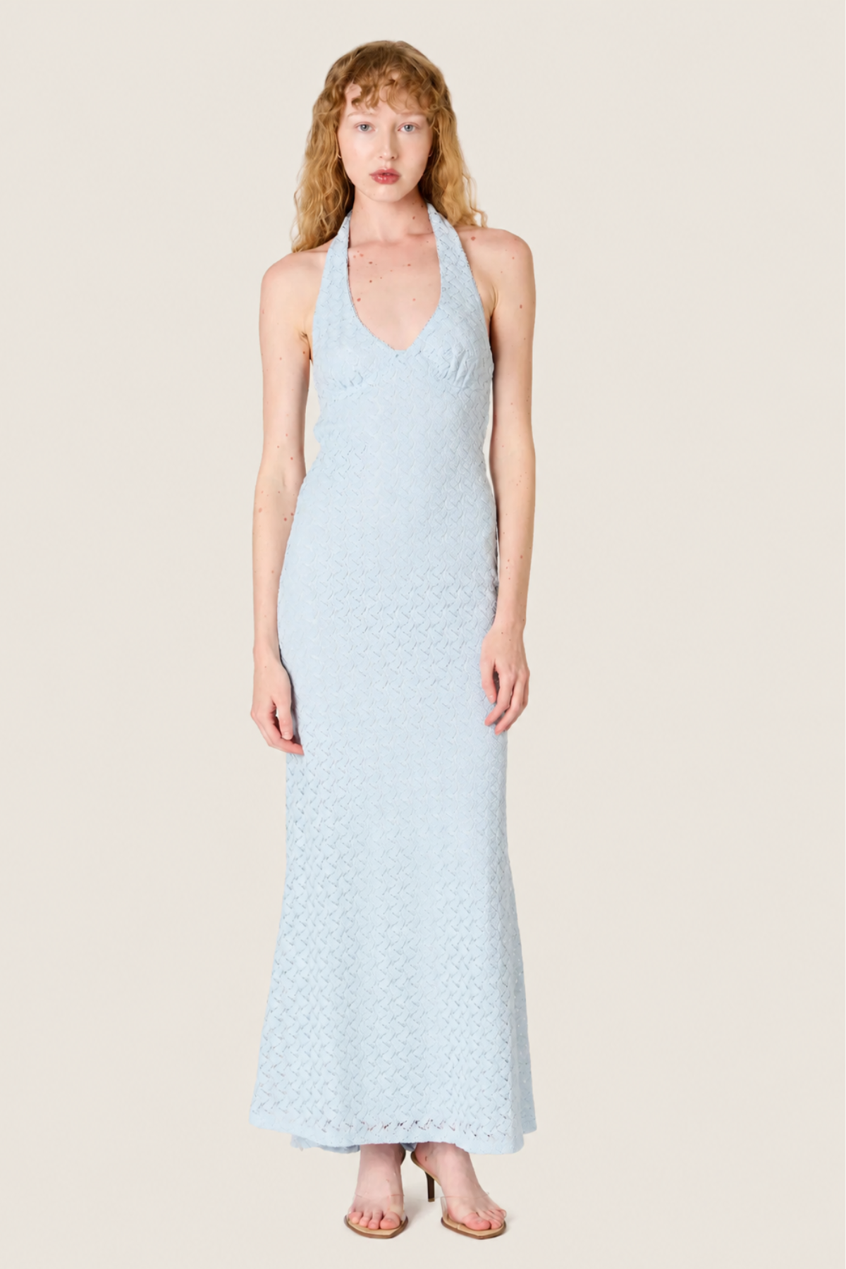 Modelo con vestido maxi azul cielo con espalda descubierta perfecto para bodas, cenas y looks summer luxury