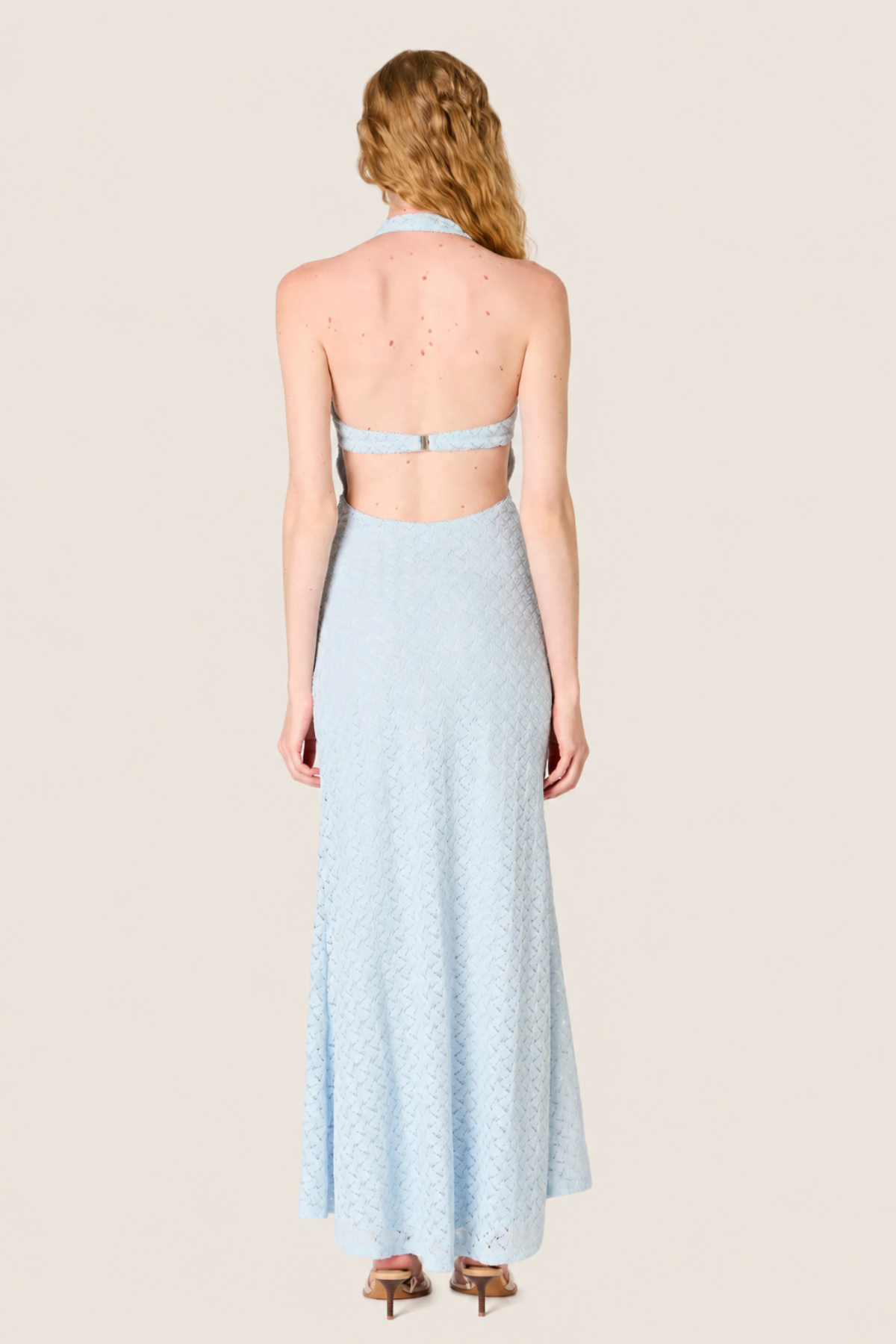 Vista trasera del vestido largo halter azul claro con silueta fluida perfecto para eventos, vacaciones y looks elegantes de verano