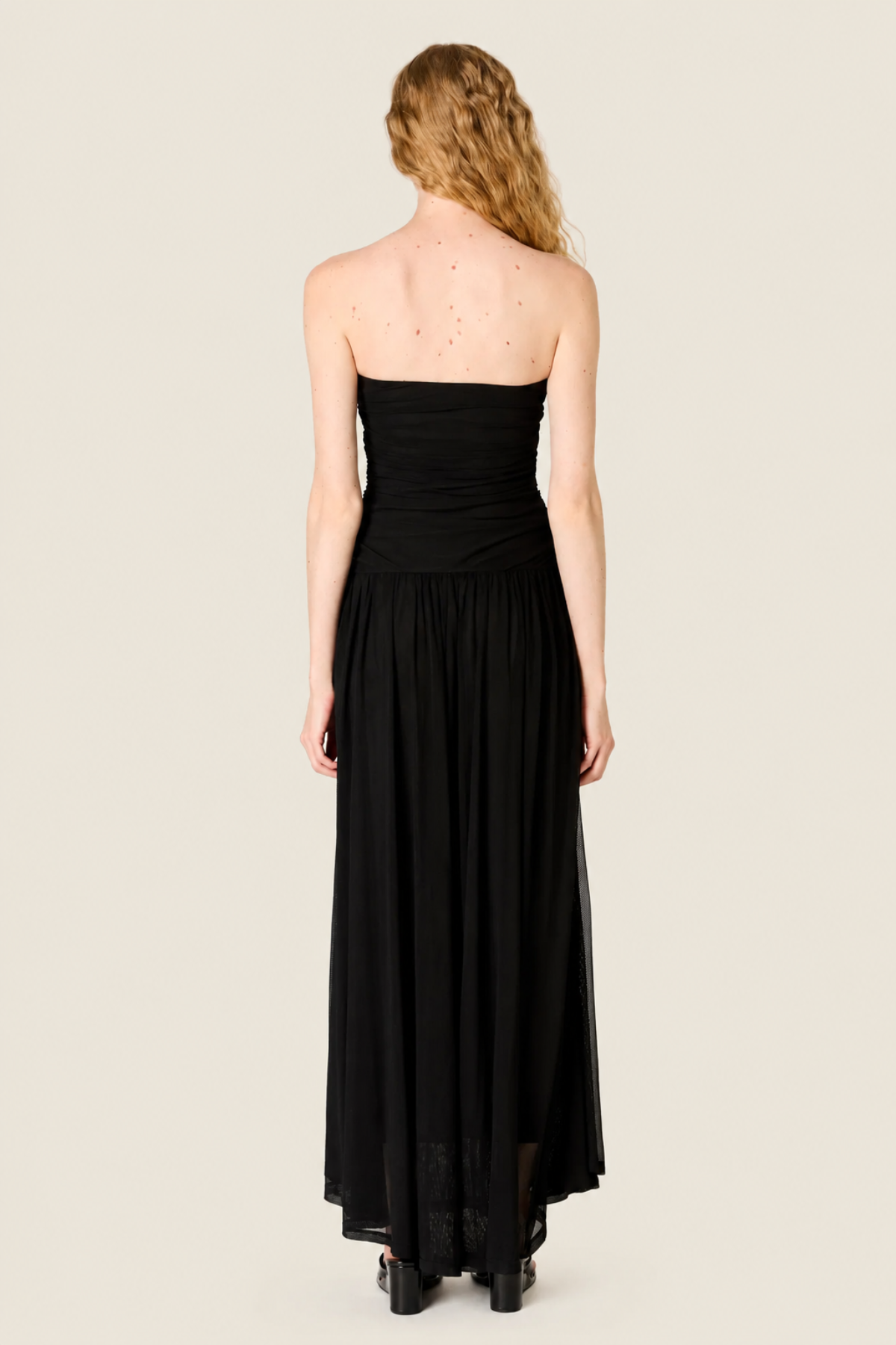 Vestido Beverly detalle de tejido fluido elegante con acabado suave y sofisticado de alta calidad