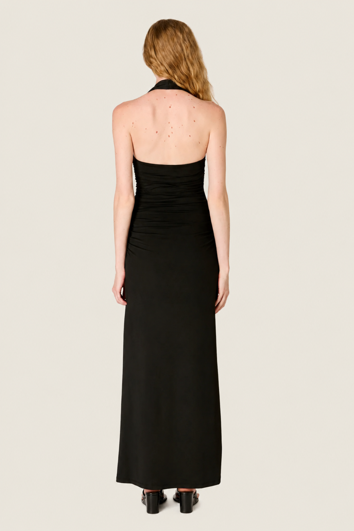 Vestido negro Aliento vista trasera, diseño femenino y elegante ideal para ocasiones especiales y celebraciones