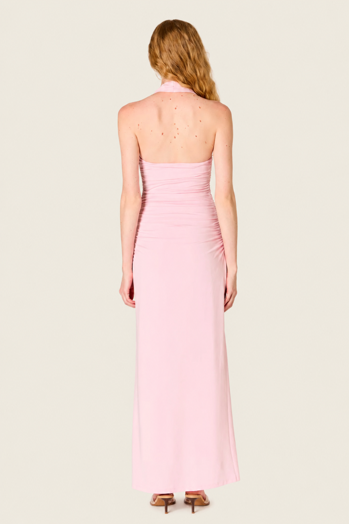 Vestido de fiesta rosa Aliento vista trasera, diseño fluido y elegante ideal para bodas y ocasiones especiales