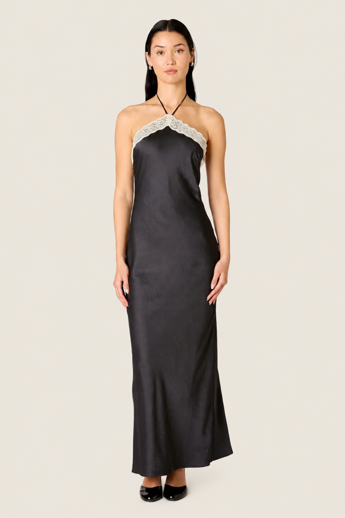 Vestido largo Vesper en color soot black, corte fluido y elegante, ideal para cenas, eventos formales y ocasiones especiales