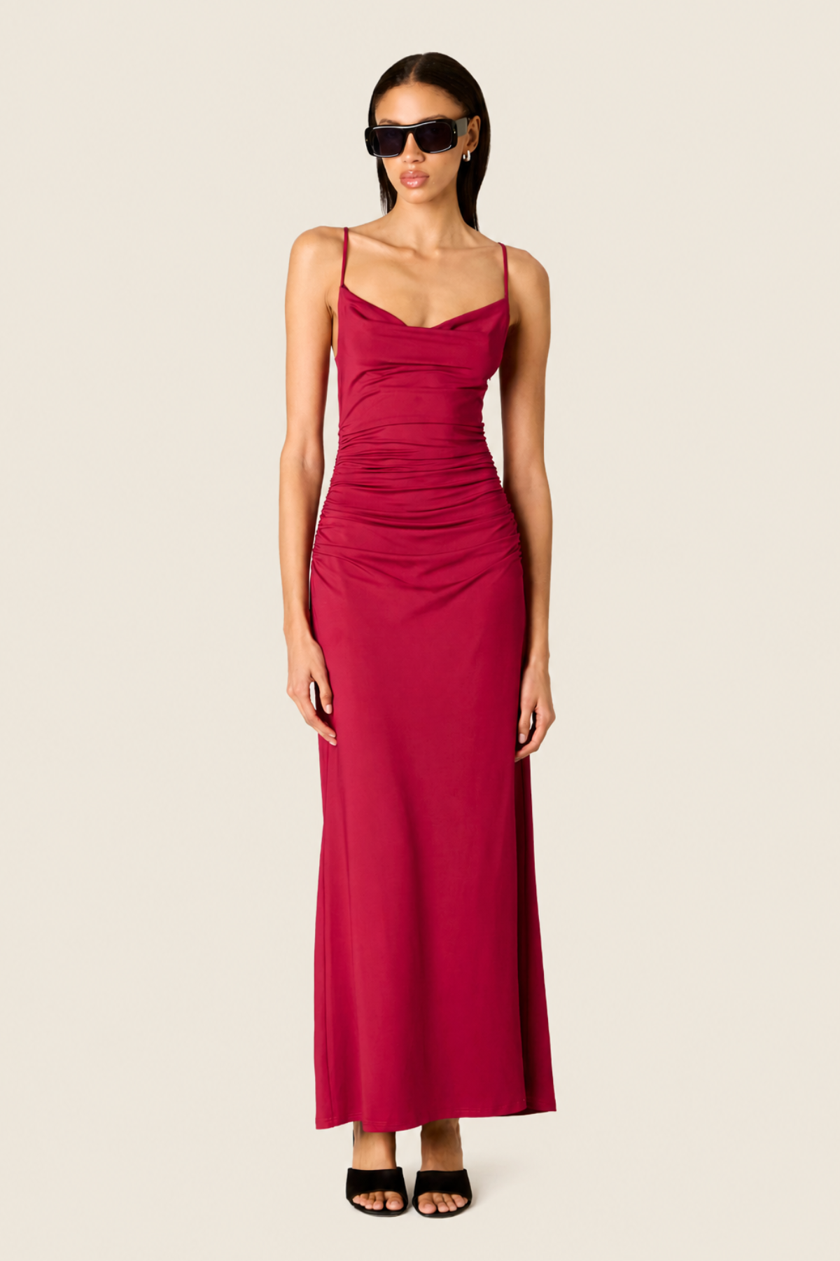Imagen frontal del Ina Vestido Largo Cranberry, vestido maxi ceñido en tono rojo frambuesa con escote drapeado y tirantes finos ajustables