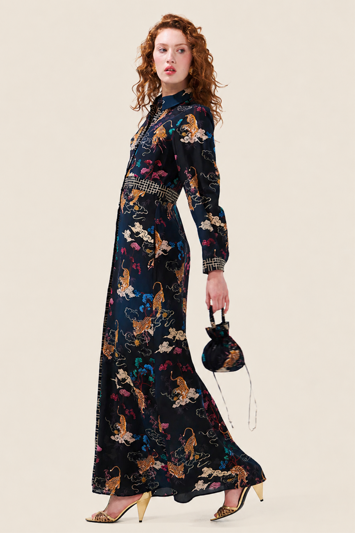 Vista lateral del silk maxi shirt Courageous Tiger de Hayley Menzies en modelo, mostrando caída fluida y estampado animal sofisticado