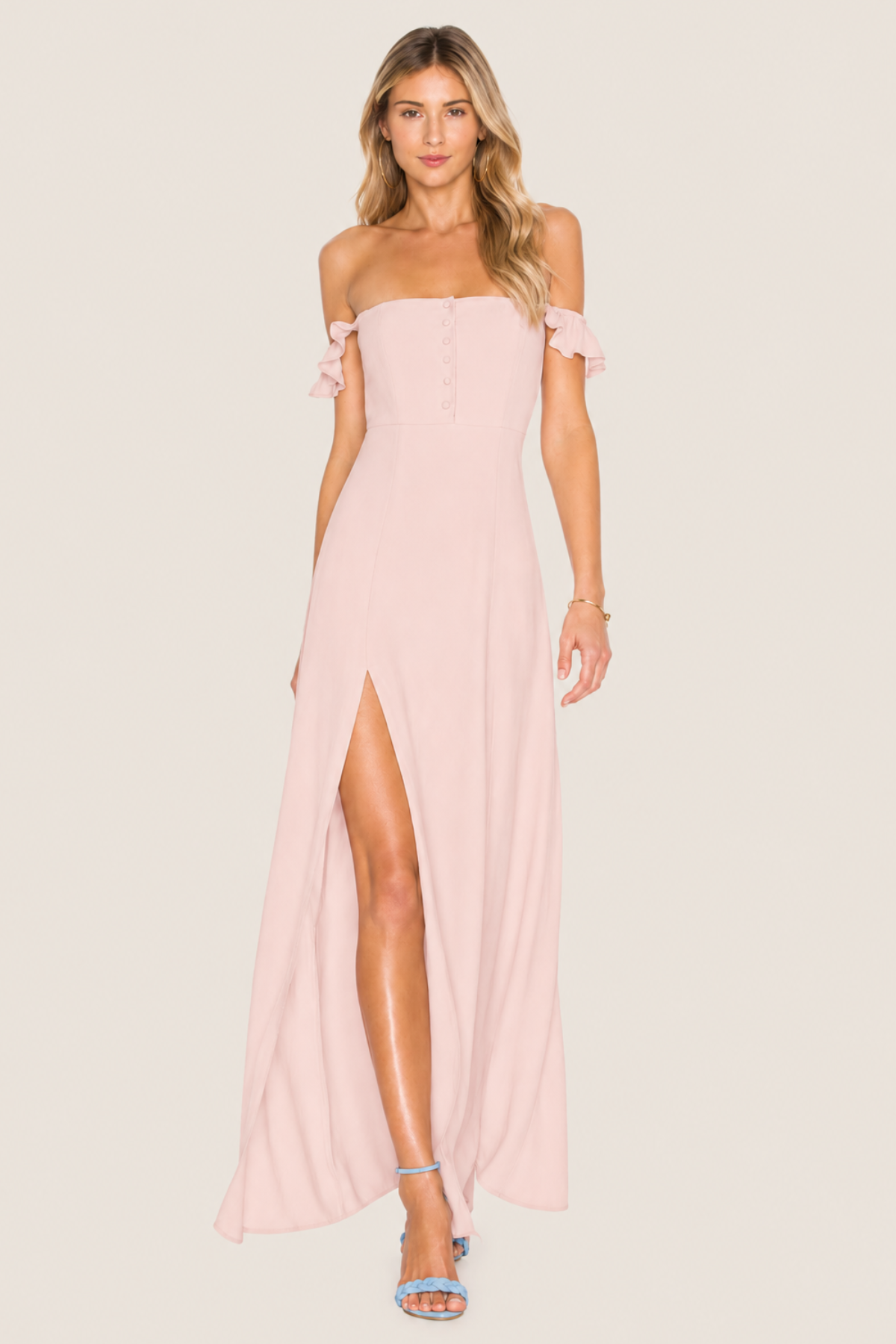 Modelo con vestido Bardot Sweet Cherry Pie rosa, escote recto y volantes Bardot sobre fondo blanco
