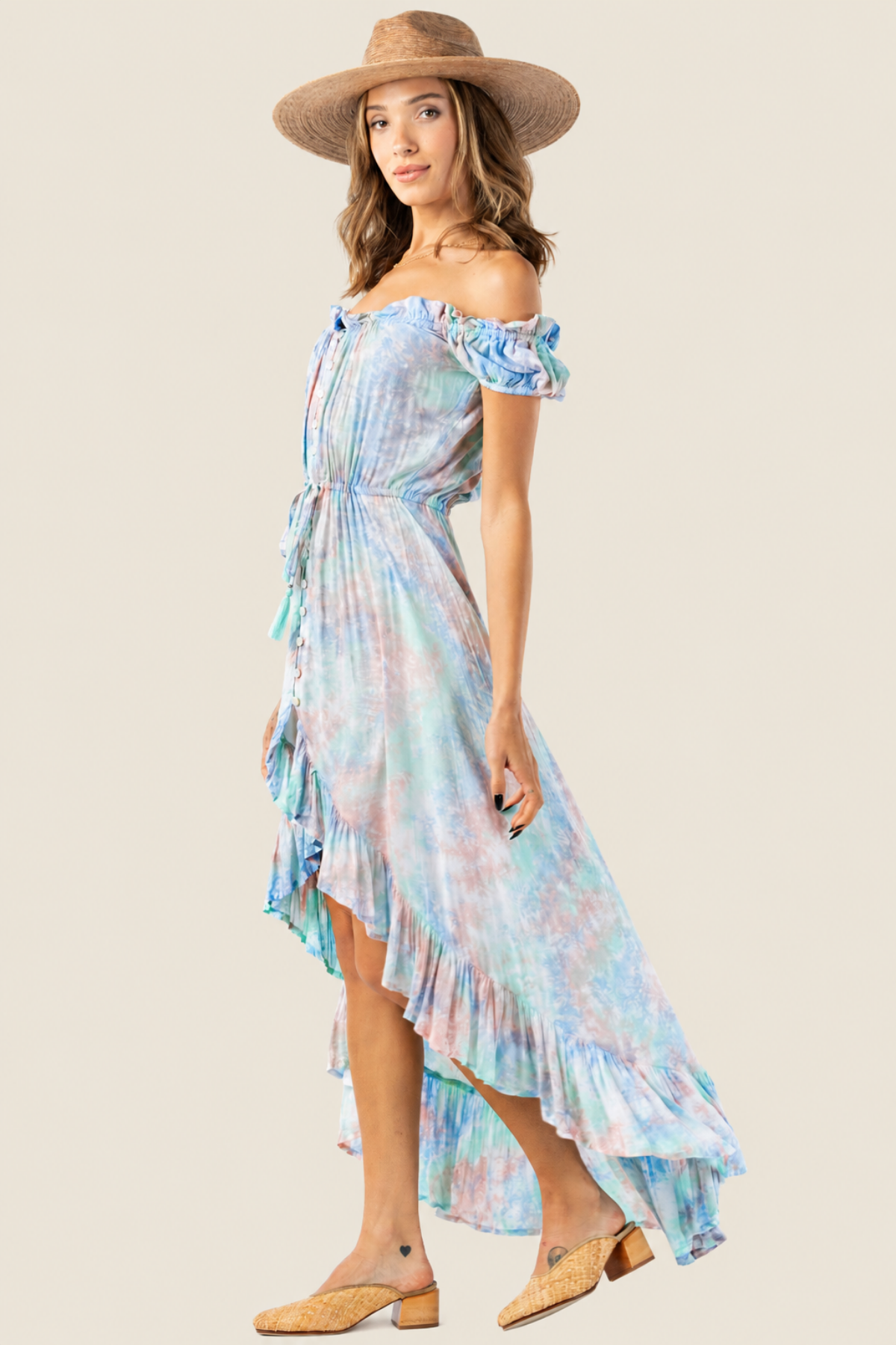 Vista lateral del vestido largo Riviera de Tiare Hawaii con estampado colorido y corte cómodo para ocasiones especiales