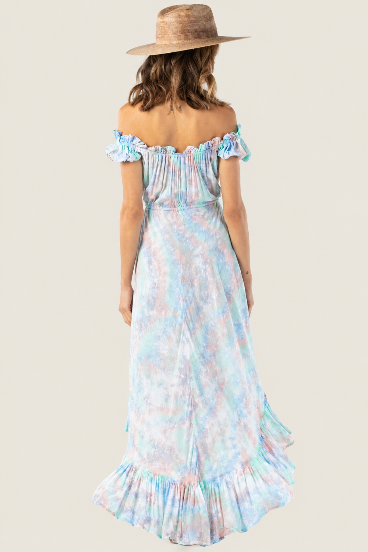 Vista trasera del vestido Riviera maxi mostrando el diseño fluido y elegante con estampado veraniego