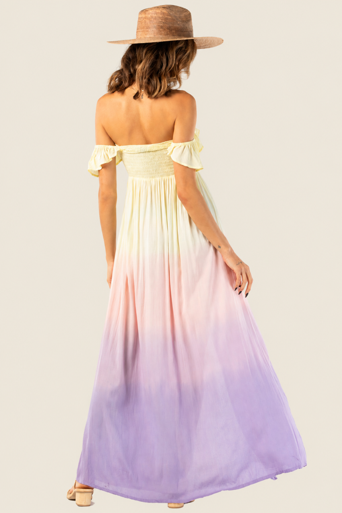 Vista posterior vestido maxi Hollie degradado pastel con espalda lisa y caída drapeada para eventos veraniegos
