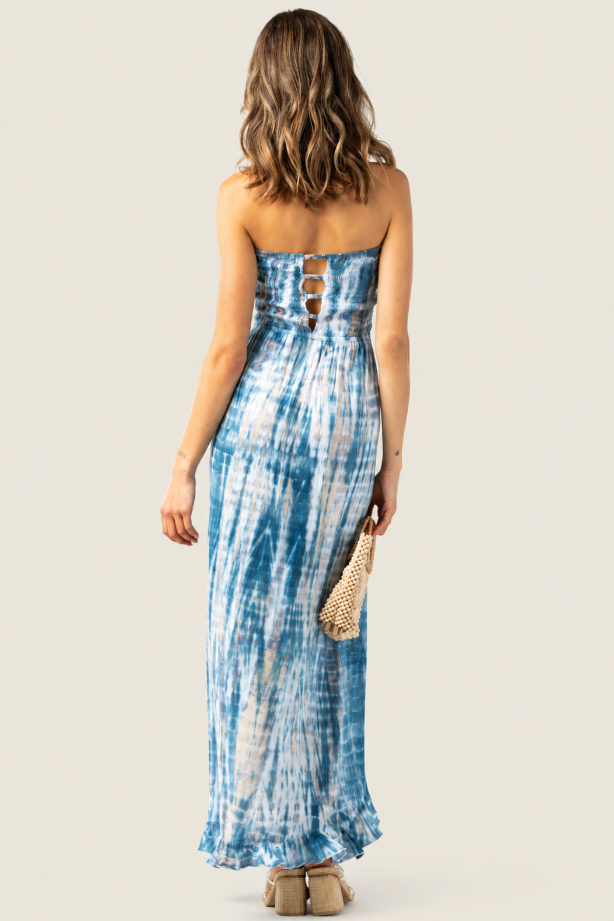 Vista trasera del vestido maxi Leo Tie Dye en navy‑stone‑white, con corte fluido para estilo sofisticado