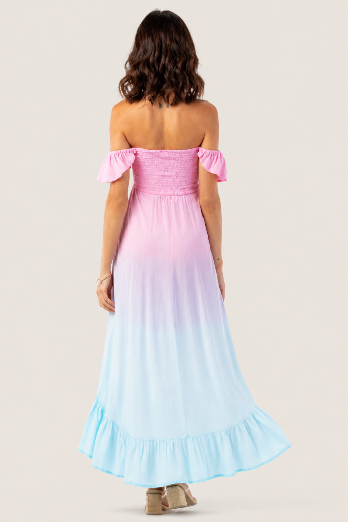 Vista posterior del vestido largo Tiare Hawaii Brooklyn con estampado rosa, aqua y amarillo ideal para ocasiones veraniegas