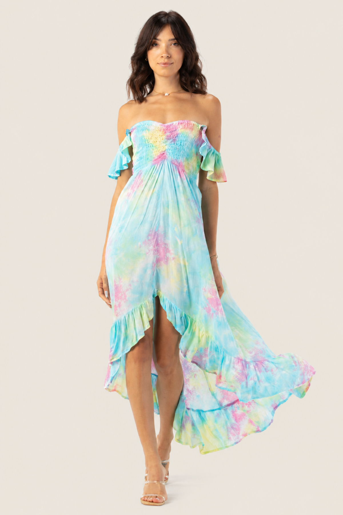 Modelo posando con vestido largo Tiare Hawaii Brooklyn en tonos vibrantes rosa y aqua con caída ligera y estilo bohemio